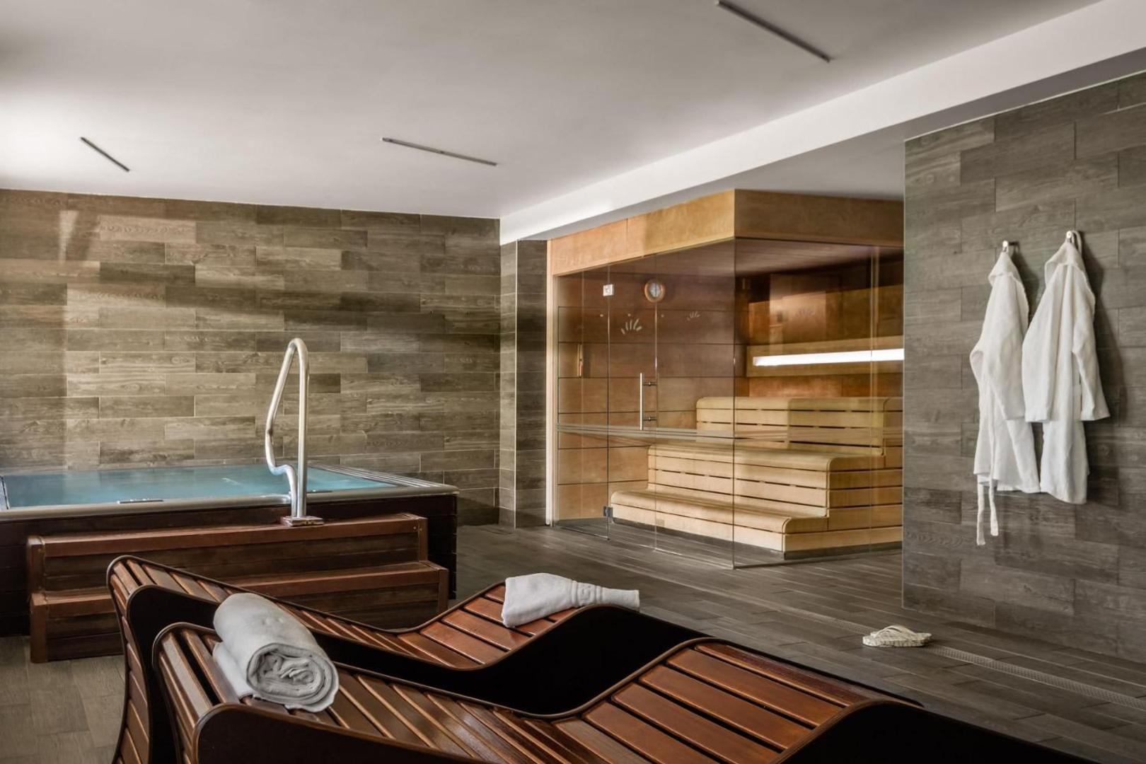 Estival Centurion Playa spa zona ar stiklotu saunu, nelielu baseinu un koka atpūtas krēsliem relaksācijai