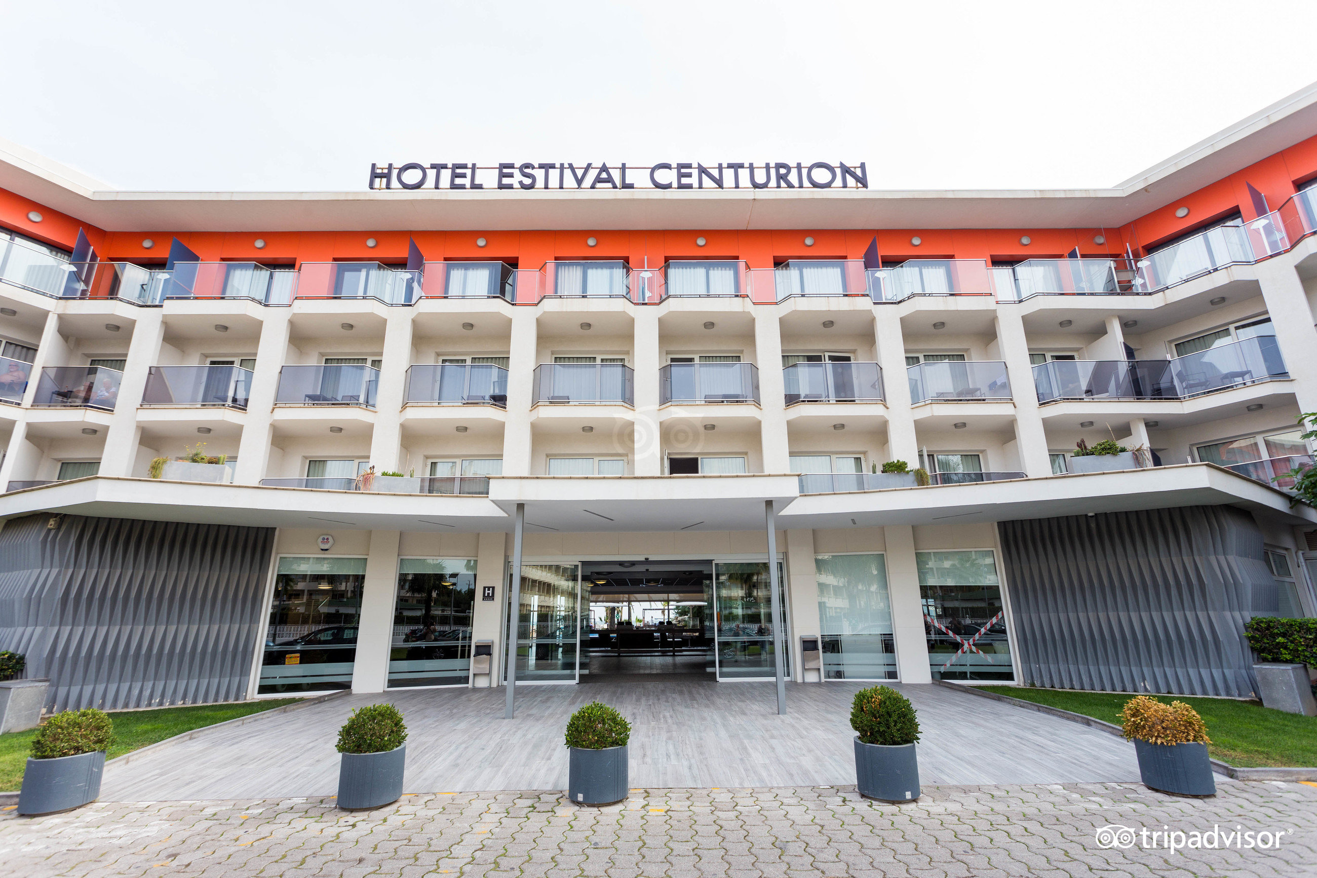 Estival Centurion Playa galvenā ieeja un modernā fasāde ar balkoniem — skats uz viesnīcas ieeju no ielas puses