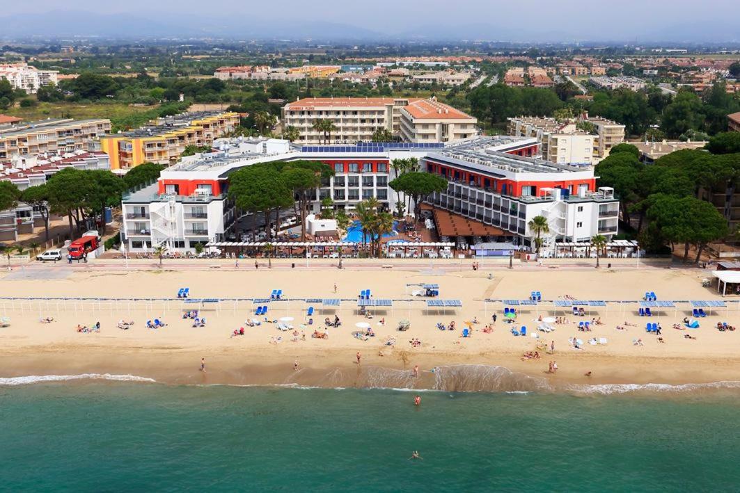 Estival Centurion Playa viesnīcas ēka un plašā smilšu pludmale Kambrilsā, Spānijā — skats no putna lidojuma uz kūrortu un Vidusjūru