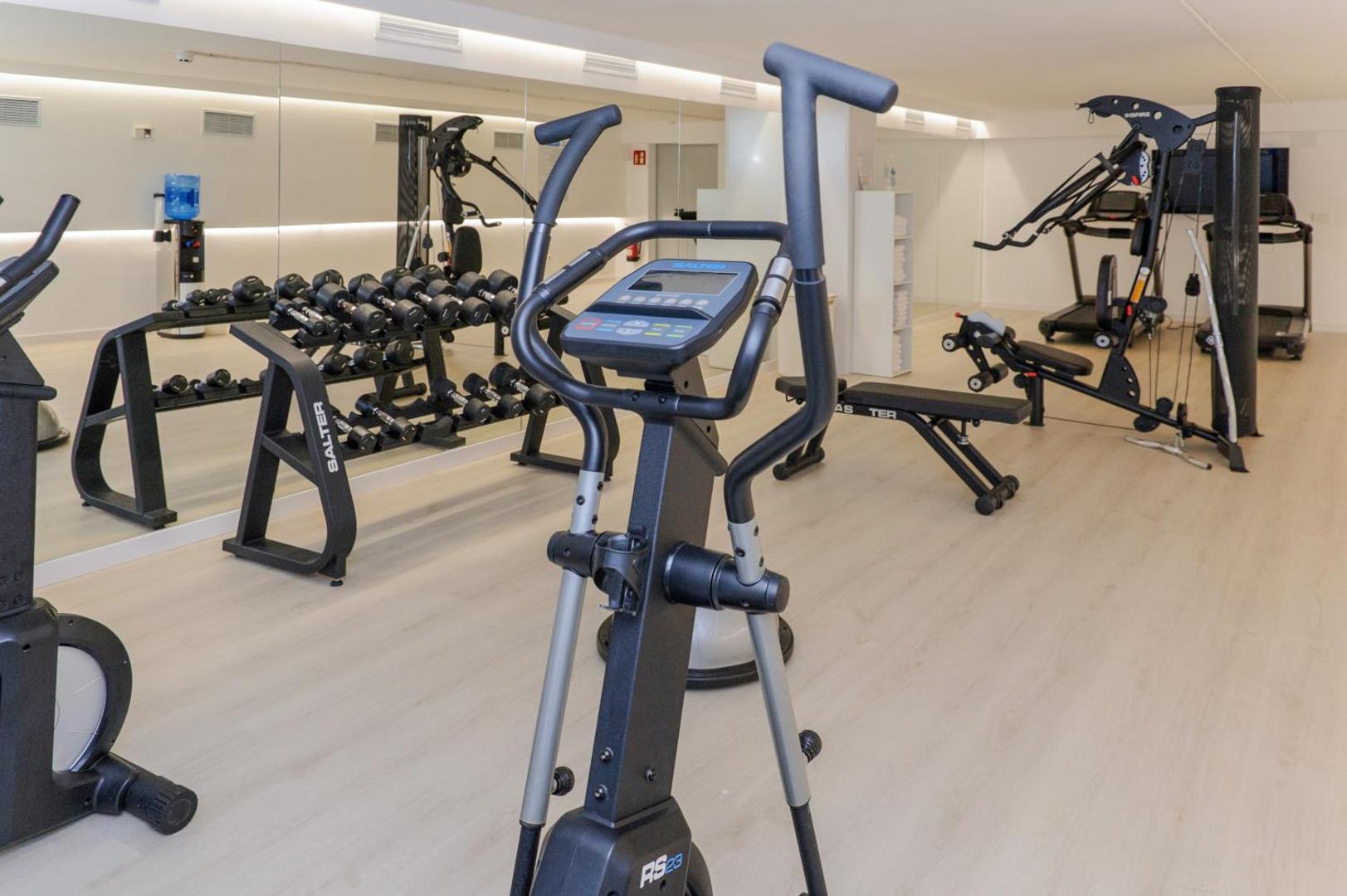 Olympus Palace fitnesa zāle ar moderniem trenažieriem, svariem un spoguļiem — aprīkota telpa aktīvai atpūtai ceļojuma laikā