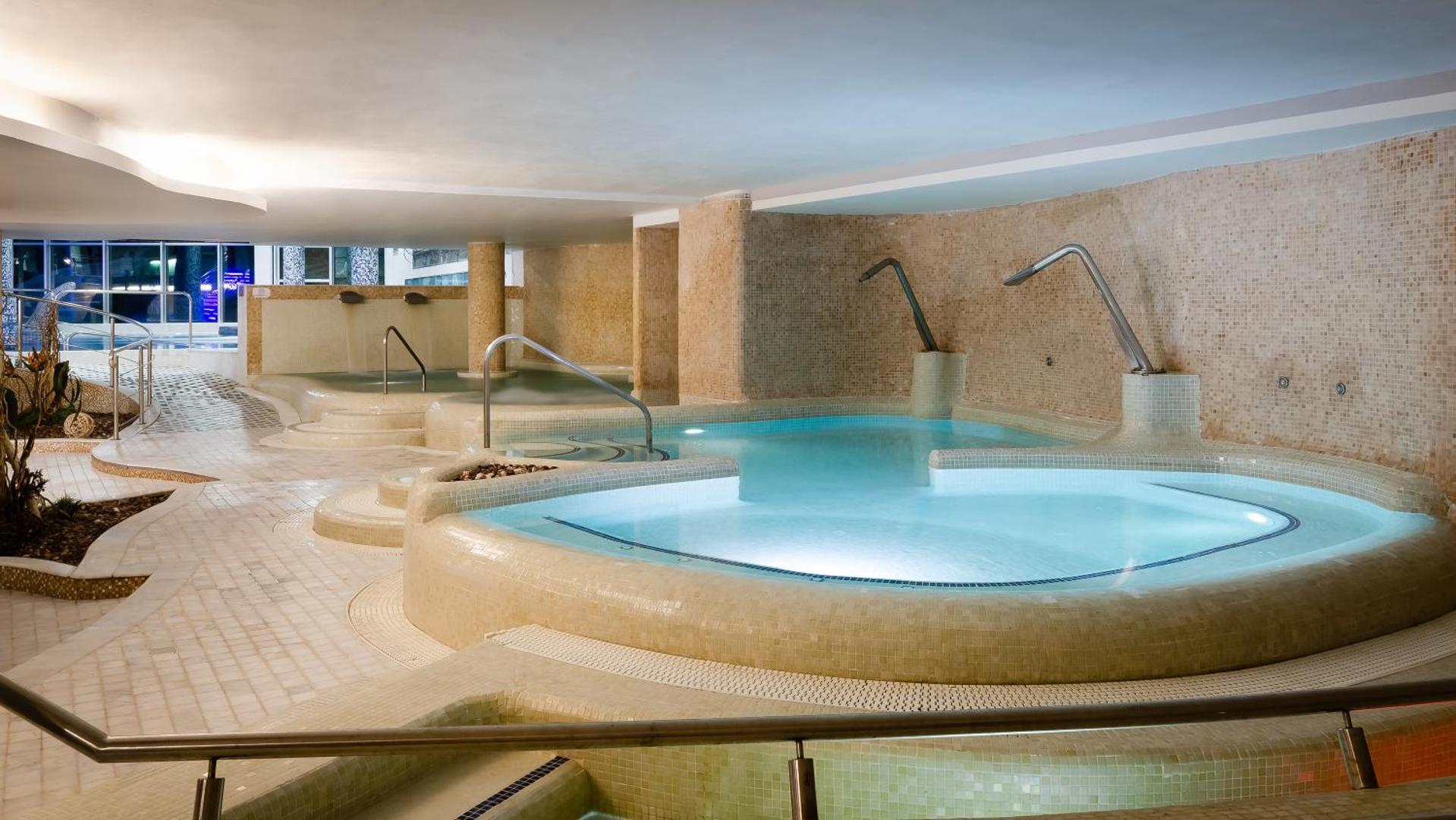 Gran Palas viesnīcas spa zonas hidromasāžas baseini ar siltu apgaismojumu un modernu interjeru relaksācijai