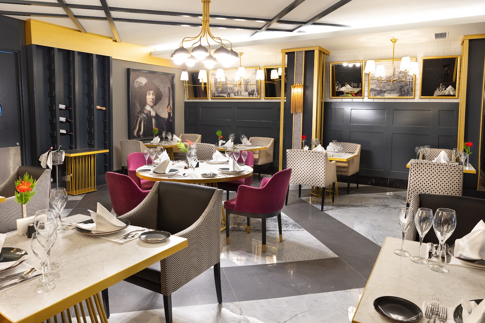 The Raga Side a la carte restorāns ar stilīgu dizainu, mākslas darbiem pie sienām un krāsainiem krēsliem