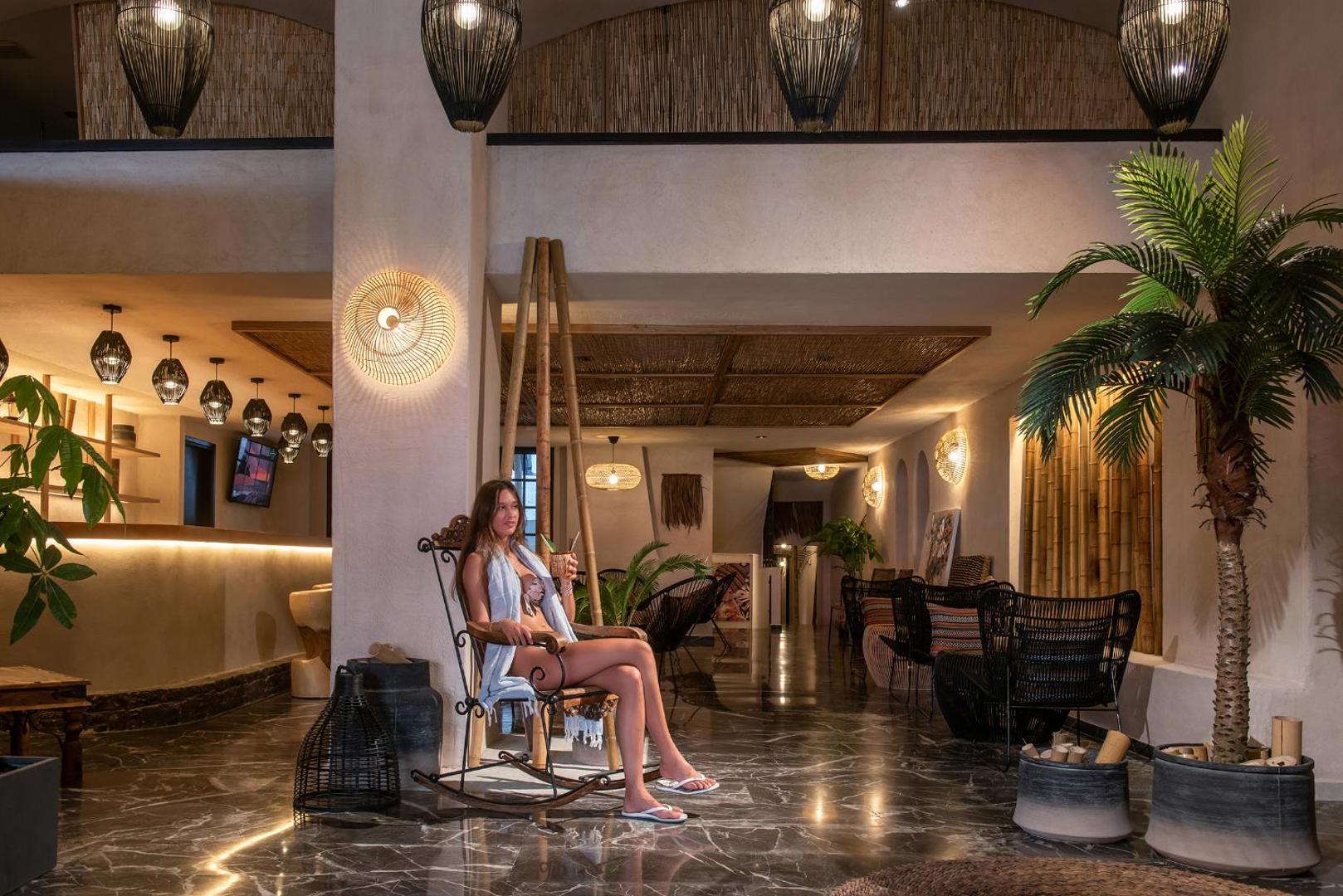 Indigo Inn Casa viesnīcas vestibils ar etniska stila interjeru, pītiem krēsliem un siltu apgaismojumu Hersonisā, Krētā