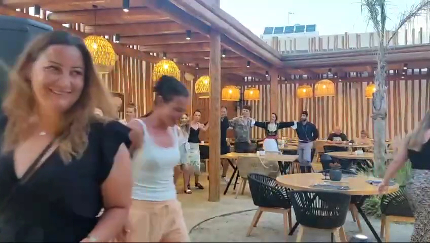 Viesi bauda vakariņas un tradicionālo grieķu deju priekšnesumu Indigo Inn Casa viesnīcas āra terasē Krētā