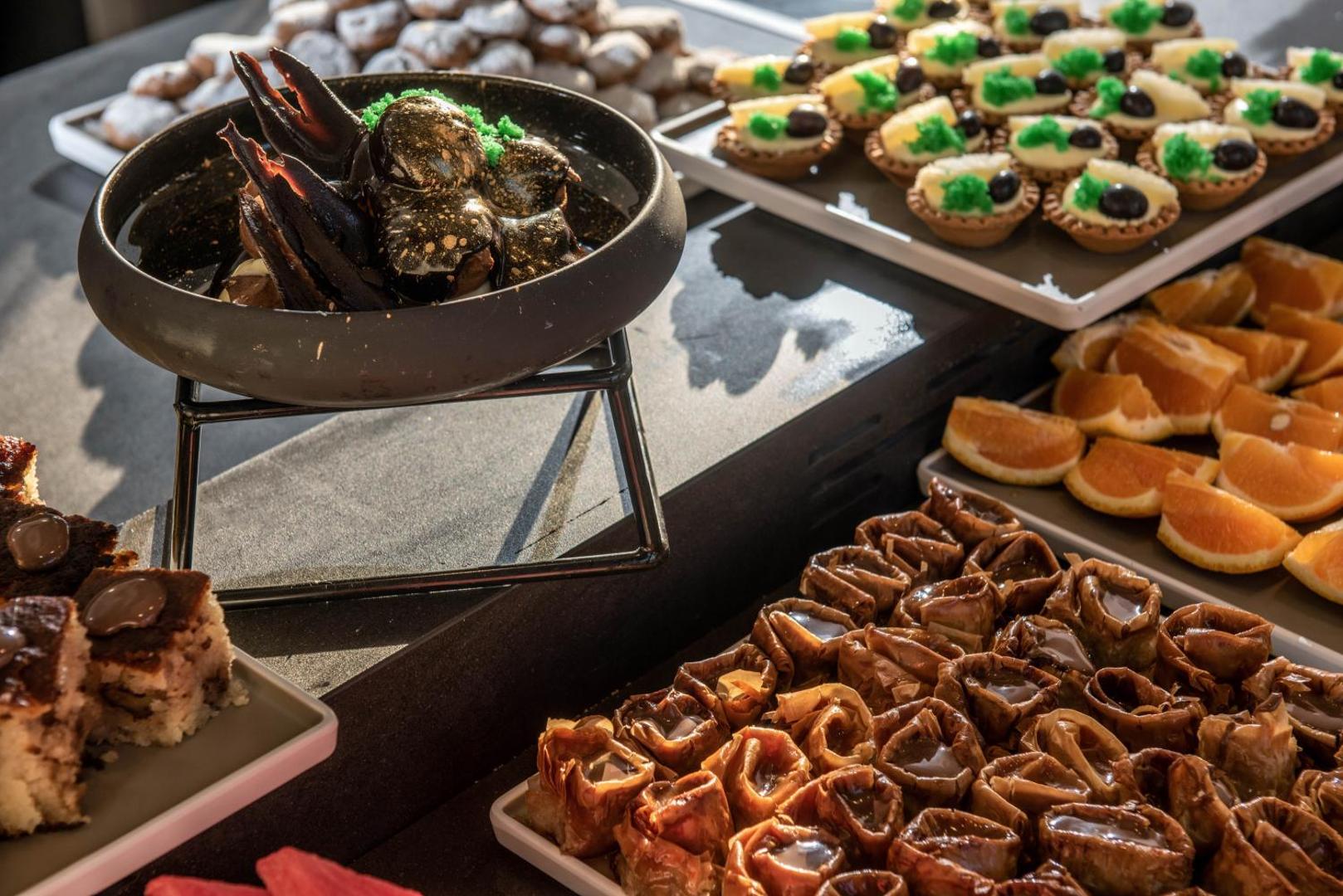 Indigo Inn Casa restorāna desertu un uzkodu bufete ar tradicionāliem grieķu saldumiem un augļiem Krētā
