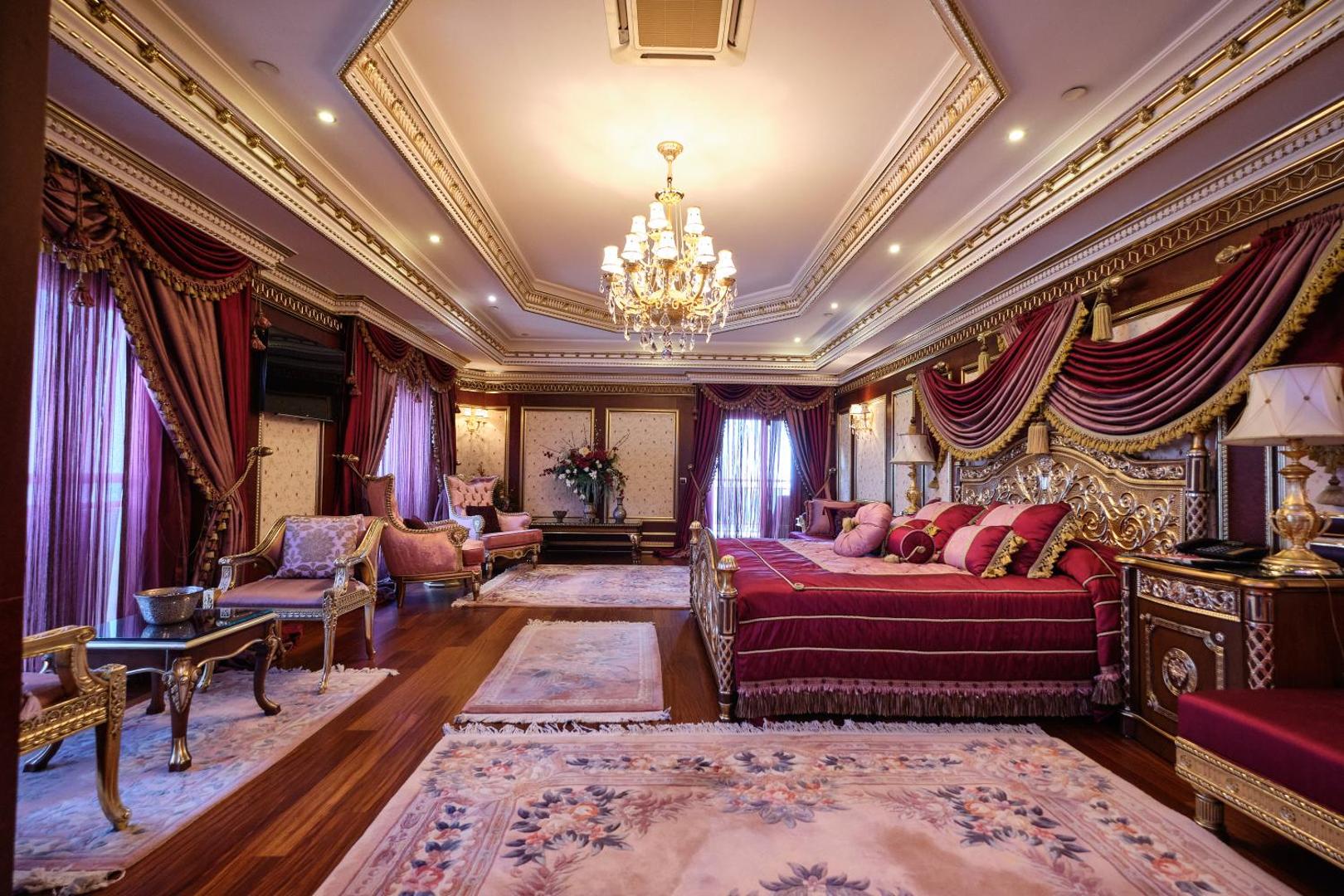 Club Hotel Sera grezns numurs Antalijā ar karalisku interjeru, sarkanu gultas pārklāju, kristāla lustru un klasiskām mēbelēm