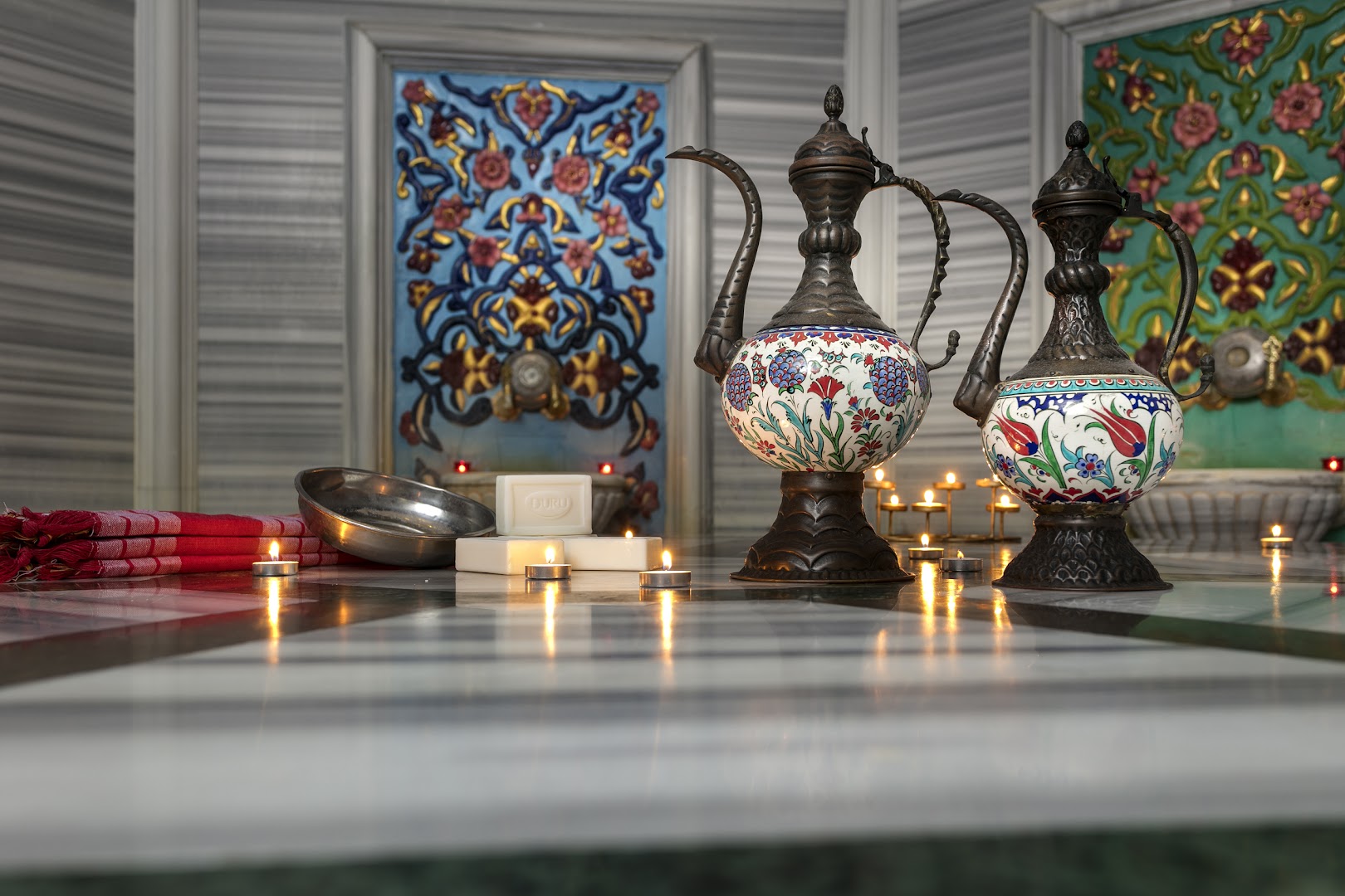 Spa procedūru piederumi un dekoratīvas krūzes Club Hotel Sera hamamā, radot mierpilnu atmosfēru