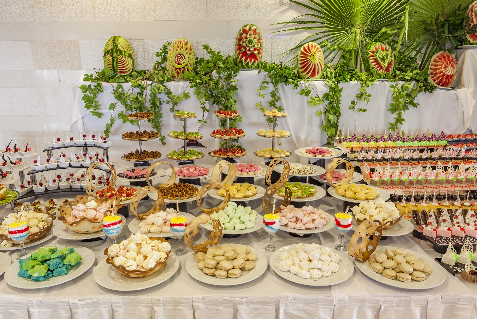 Starlight Resort bagātīgs desertu bufetes galds ar kūkām, makarūniem un augļu grebumiem viesnīcas restorānā