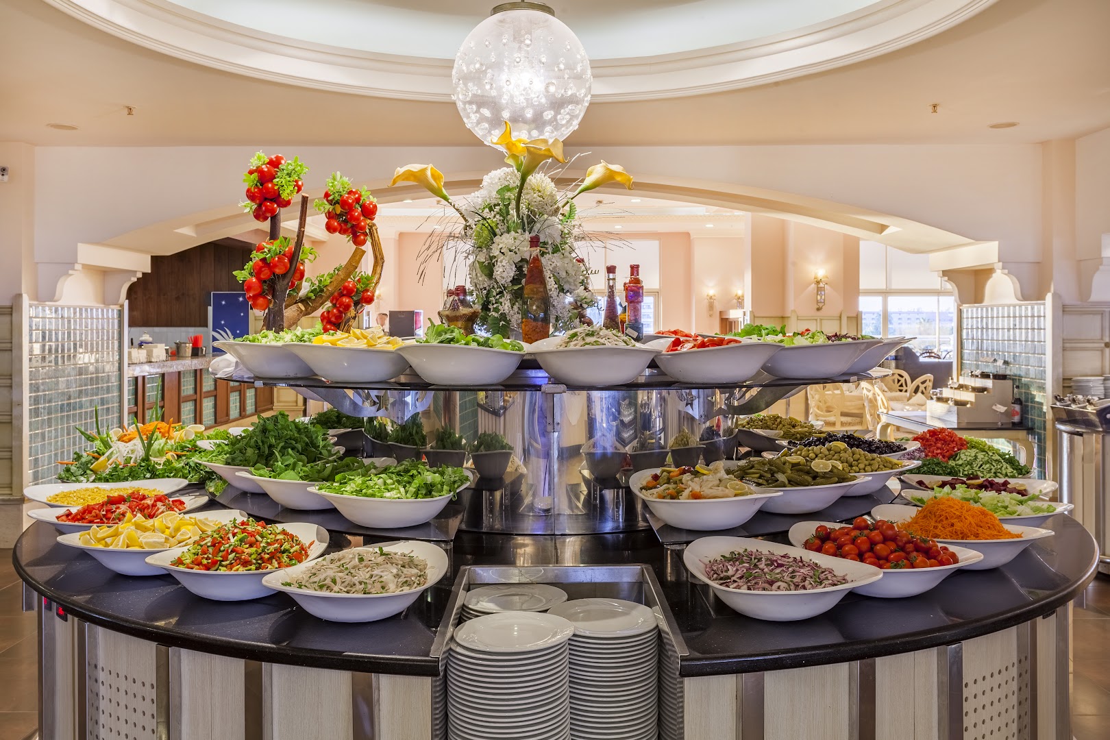 Starlight Resort bufetes tipa restorāna dārzeņu un salātu bārs — bagātīga svaigu produktu izvēle, dekoratīvi noformēti trauki