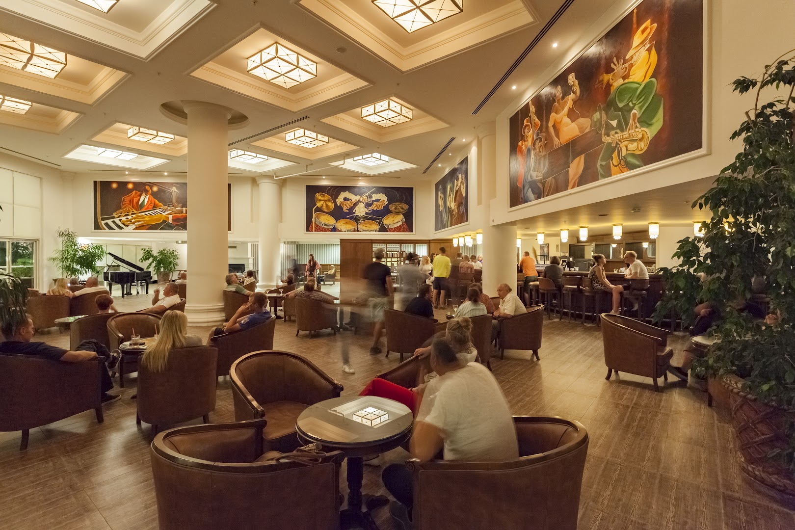 Starlight Resort lobby bārs ar ērtiem ādas atpūtas krēsliem, džeza tematikas gleznām un mājīgu apgaismojumu vakara atpūtai