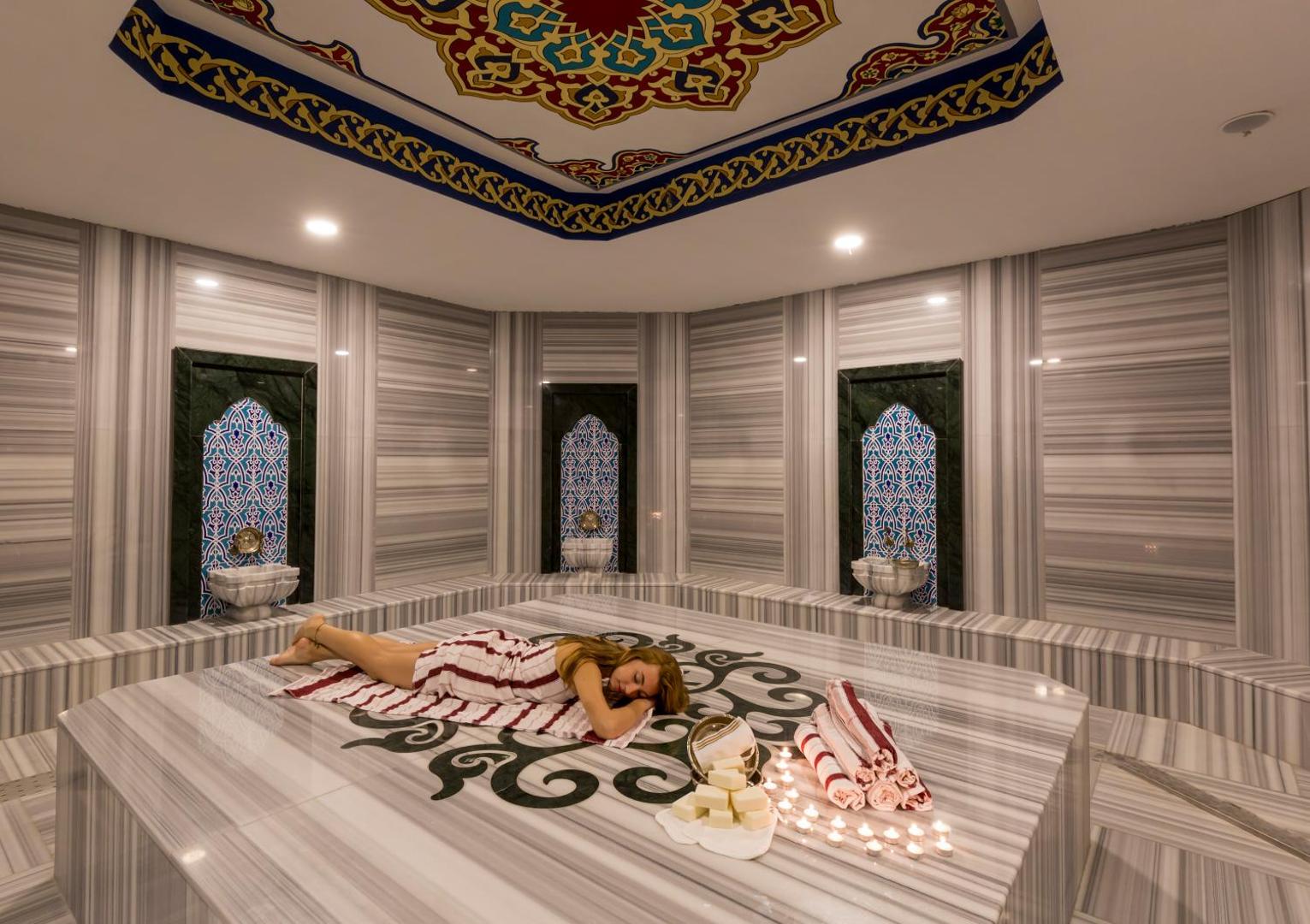 Tradicionāls turku hamams Side Royal Palace spa centrā ar marmora apdari, dekoratīviem griestiem un relaksācijas zonu