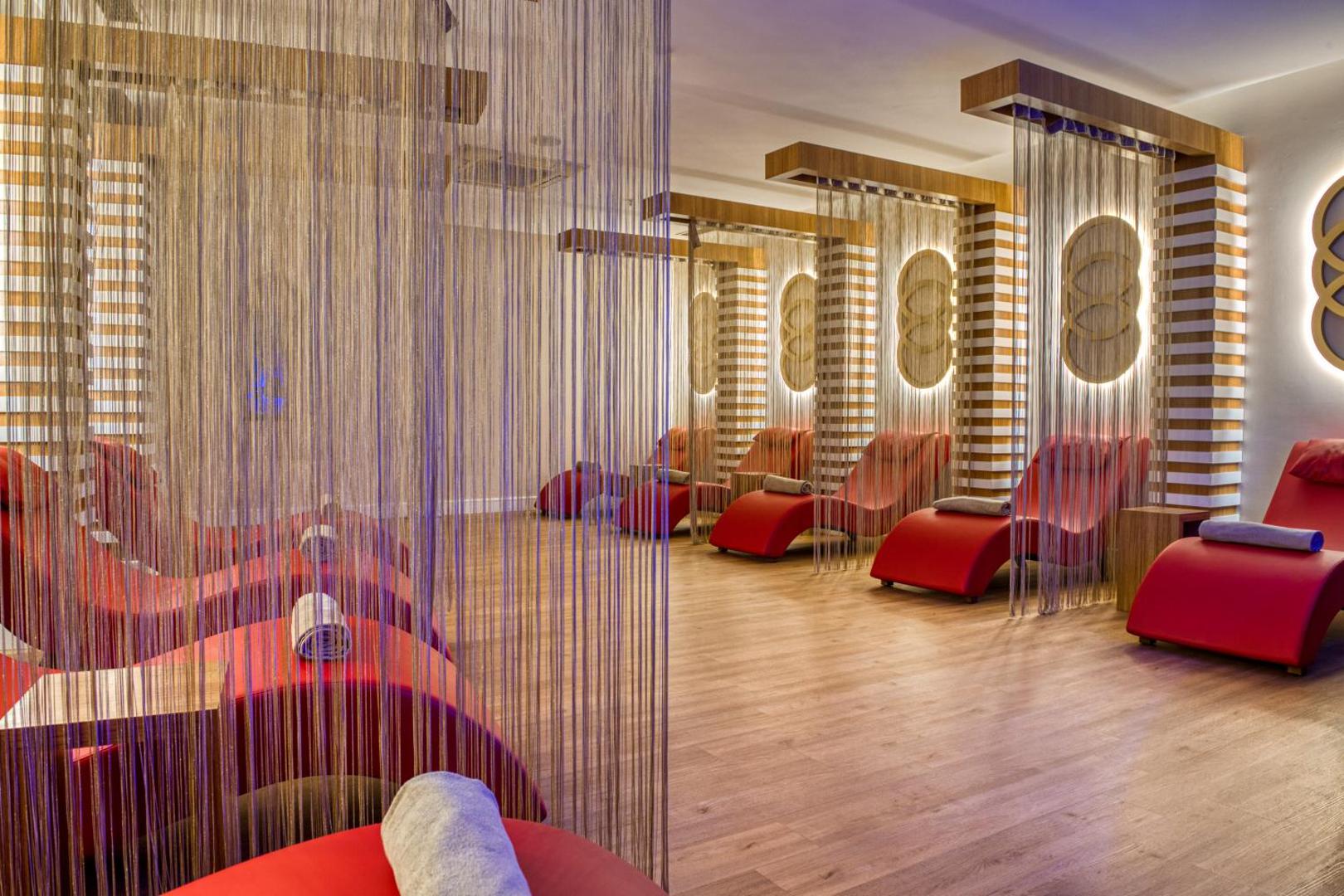 Sealife Buket Resort & Beach spa centra atpūtas telpa ar sarkaniem zviļņiem un dekoratīviem aizkariem relaksācijai pēc procedūrām