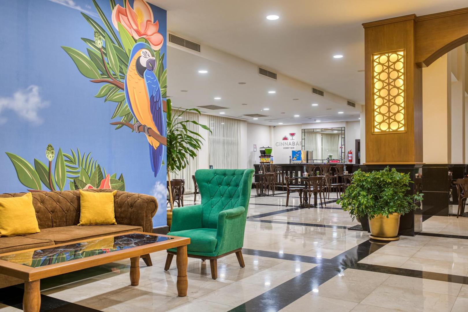 Sealife Buket Resort & Beach lobby bārs ar krāsainu sienas gleznojumu un mīkstajām mēbelēm viesnīcas foajē