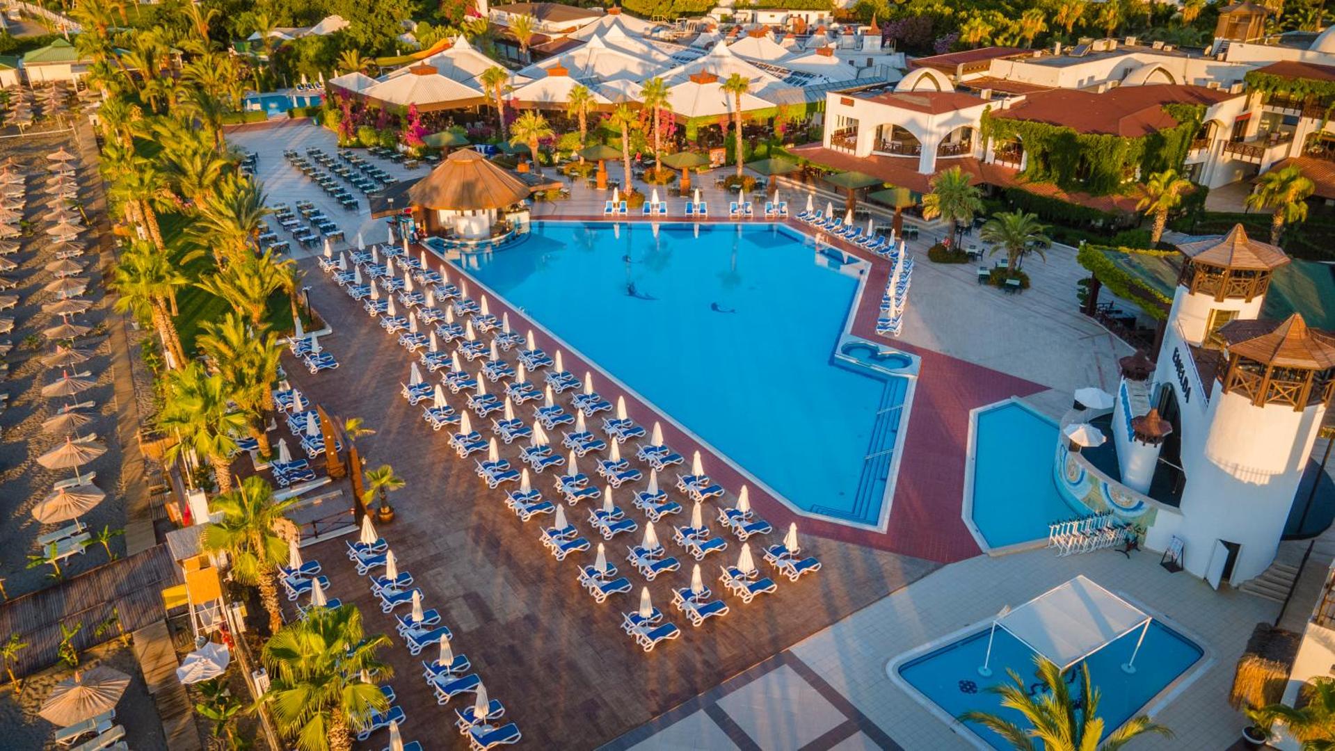 Emelda Sun Club kūrorta teritorija no augšas — baseini, restorāni un dārzi Kemeras piekrastē, Turcijā