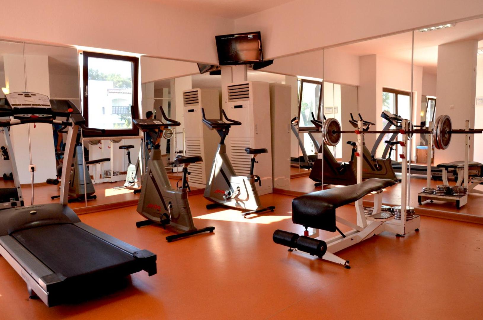 Emelda Sun Club fitness centrs ar skrejceliņiem, velotrenažieriem un brīvajiem svariem aktīvam dzīvesveidam ceļojuma laikā