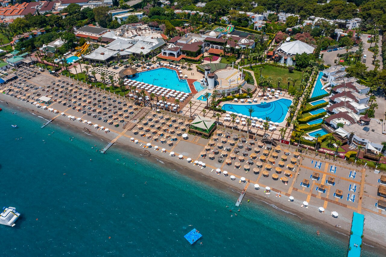 Emelda Sun Club kūrorta kopskats uz pludmales līniju, baseiniem un zaļo dārzu Kemeras reģionā