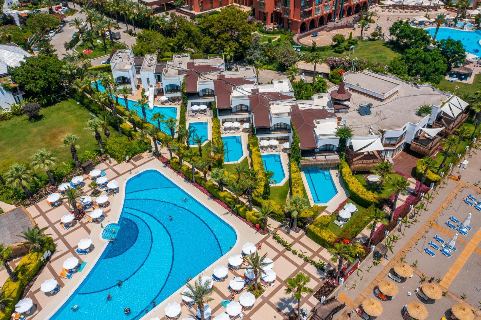 Emelda Sun Club viesnīcas numuri ar tiešu piekļuvi baseinam un labiekārtotu dārza teritoriju no augšas