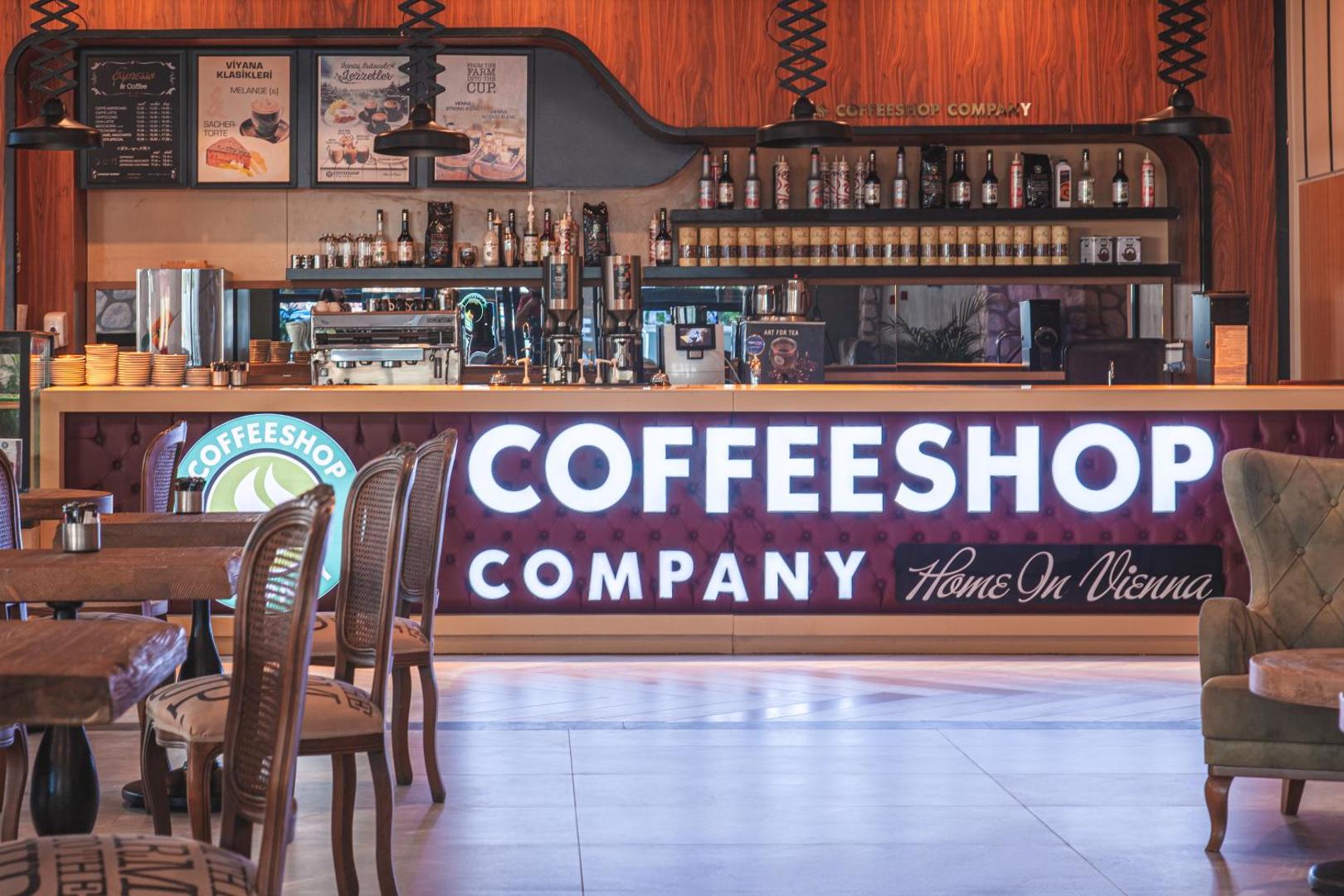 Side Royal Style viesnīcas kafejnīca Coffeeshop Company ar modernu bāru un mājīgu interjeru kafijas baudīšanai