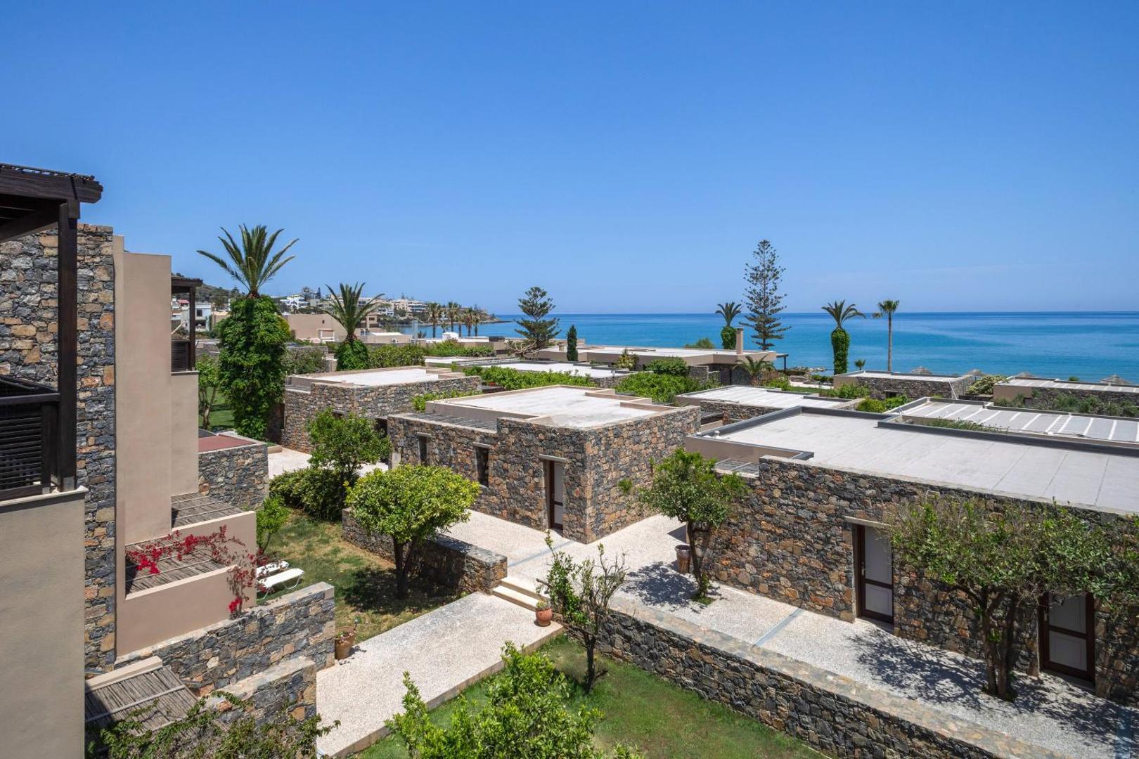 Blue Sea Beach Affiliated By Melia akmens mūra bungalo ciemats Krētā ar skatu uz jūru un koptu dārzu