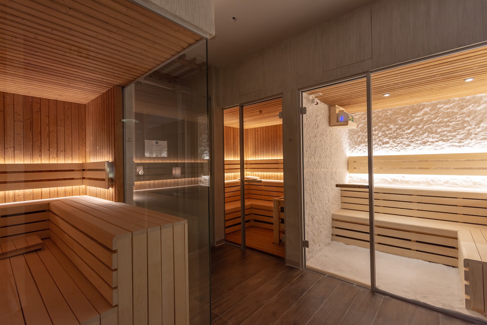 Lazure Hotel & Marina spa centrs ar vairākām pirtīm, koka apdari un sāls istabu relaksācijai un veselībai