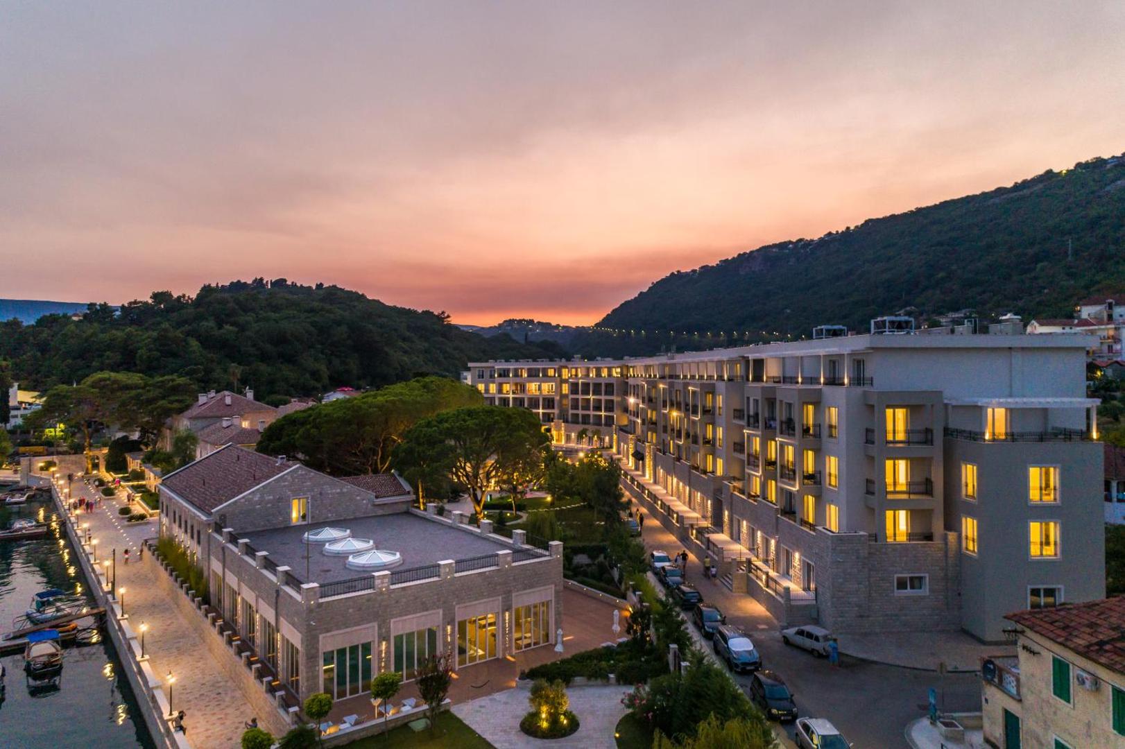 Lazure Hotel & Marina modernais korpuss un labiekārtotā teritorija saulrieta laikā pie Kotoras līča