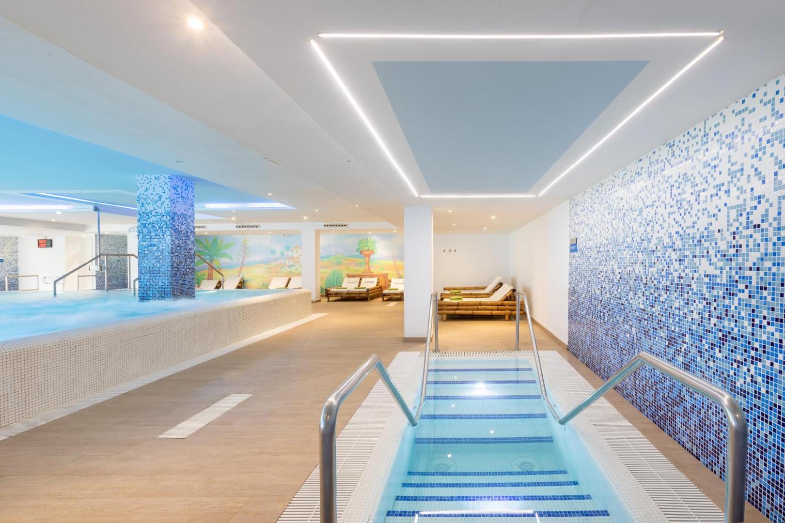 Alexandre Hotel Troya spa komplekss ar auksto ūdens baseinu un dekoratīvām sienu gleznām Tenerifes viesnīcā