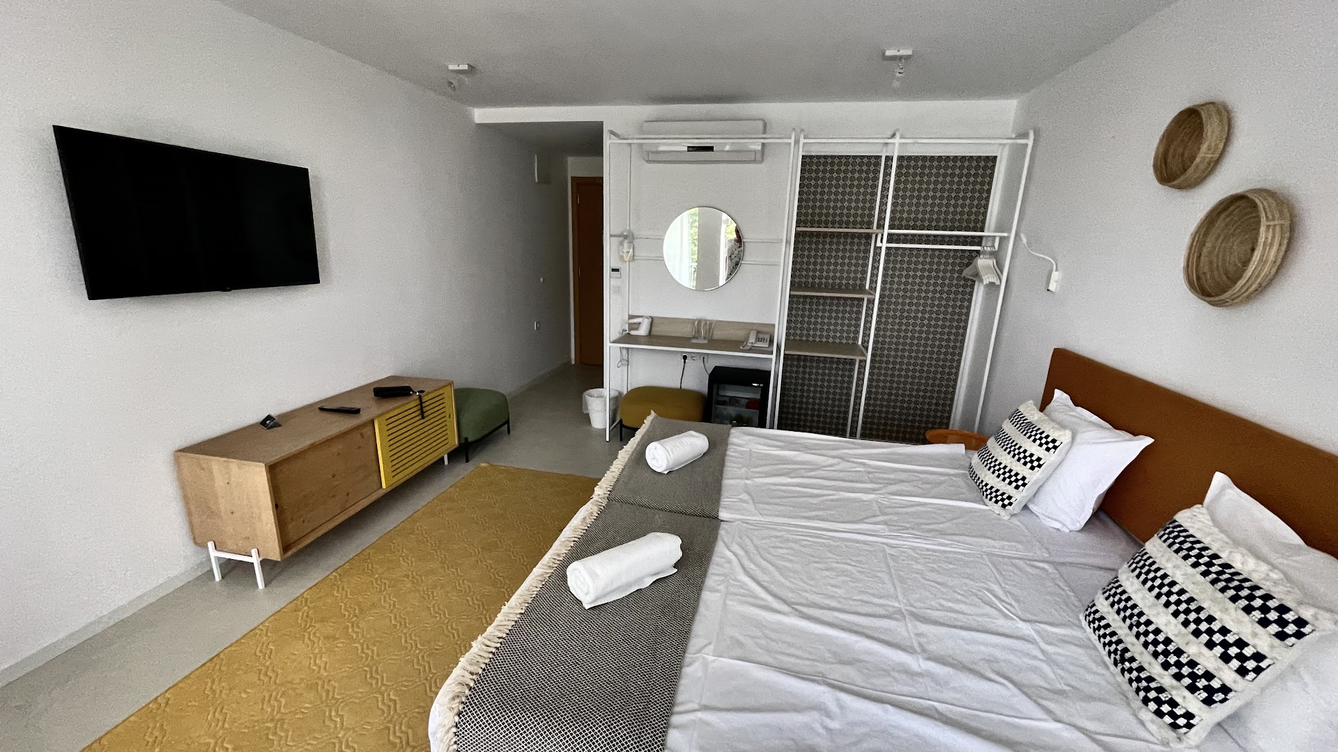 Ibis Styles Golden Sands Roomer Hotel numura interjers ar divguļamo gultu, dzeltenu paklāju un sienas TV Zelta Smiltīs, Bulgārijā