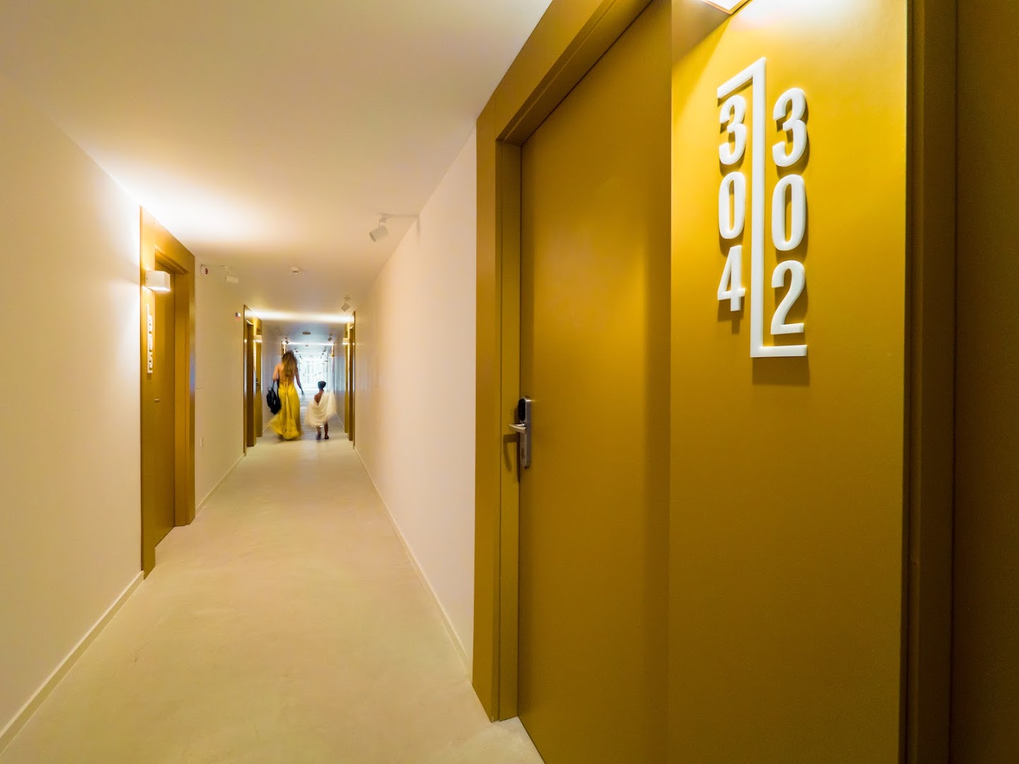 Ibis Styles Golden Sands Roomer Hotel gaišais gaitenis ar dzeltenām numuru durvīm un mūsdienīgu dizainu Bulgārijas kūrortā