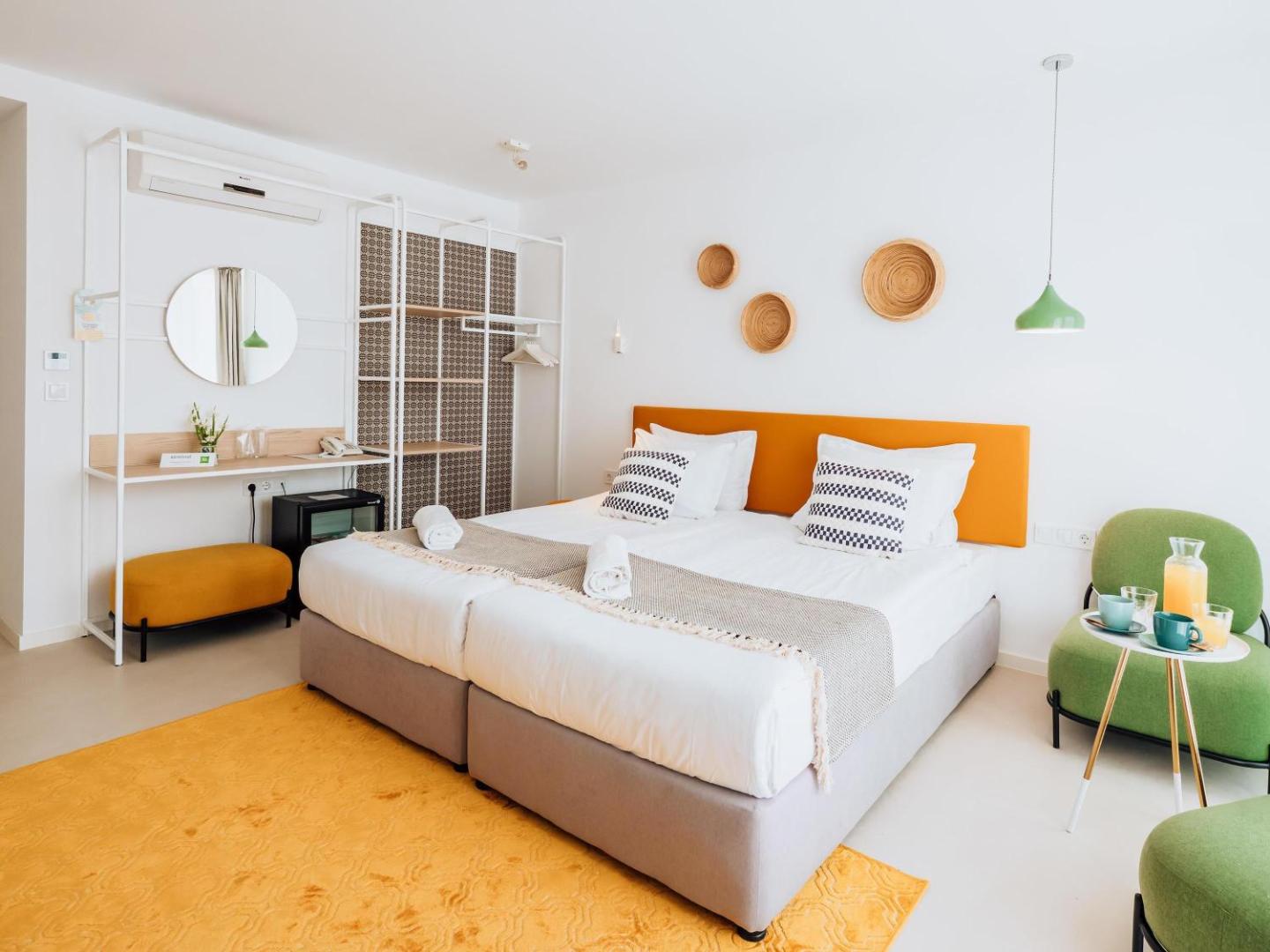 Ibis Styles Golden Sands Roomer gaišs numurs ar dzelteniem akcentiem, divguļamo gultu un modernu interjeru Zelta smiltīs