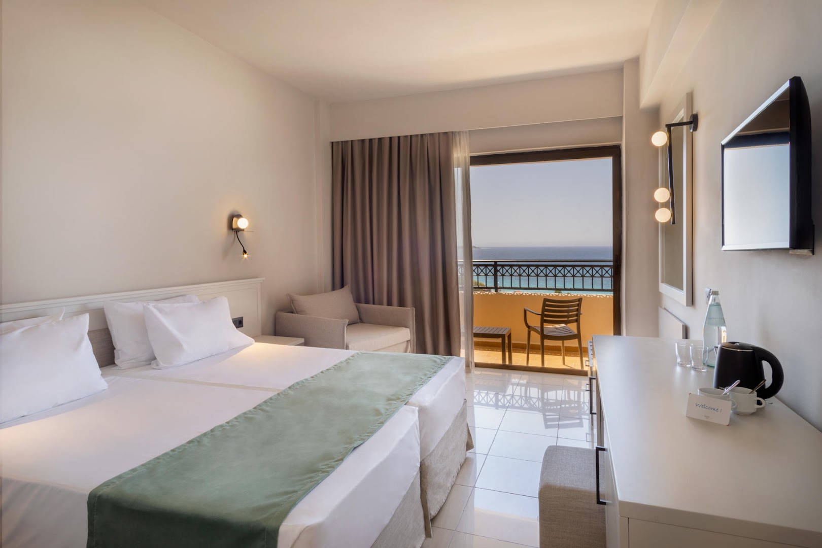 Gaišs Sol by Melia Cosmopolitan Rhodes viesnīcas numurs ar balkonu un skatu uz Egejas jūru Rodas piekrastē