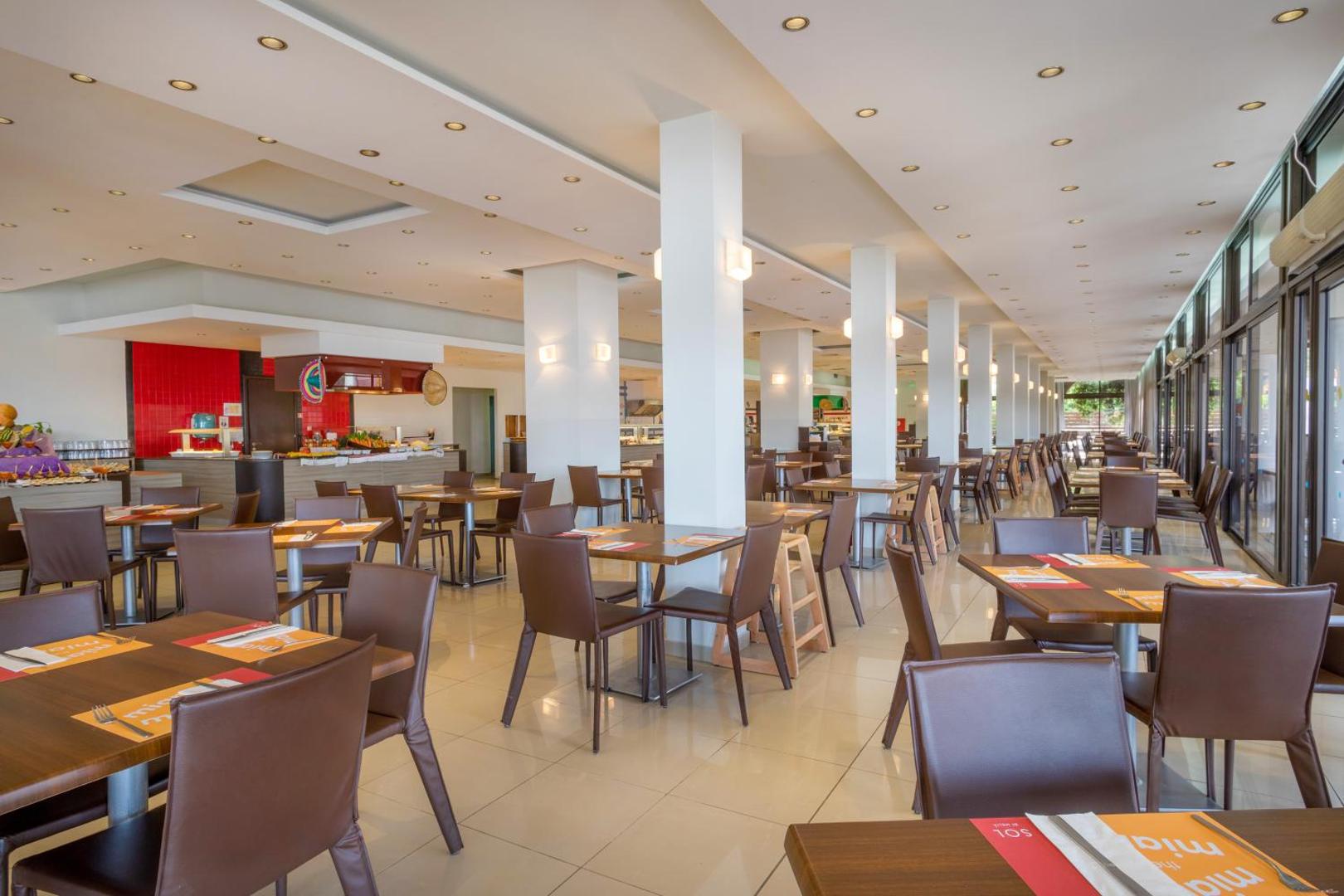Plašs Sol by Melia Cosmopolitan Rhodes restorāns ar bufetes zonu un daudziem galdiņiem — gaiša un moderna ēdamzāle Rodas kūrortā.