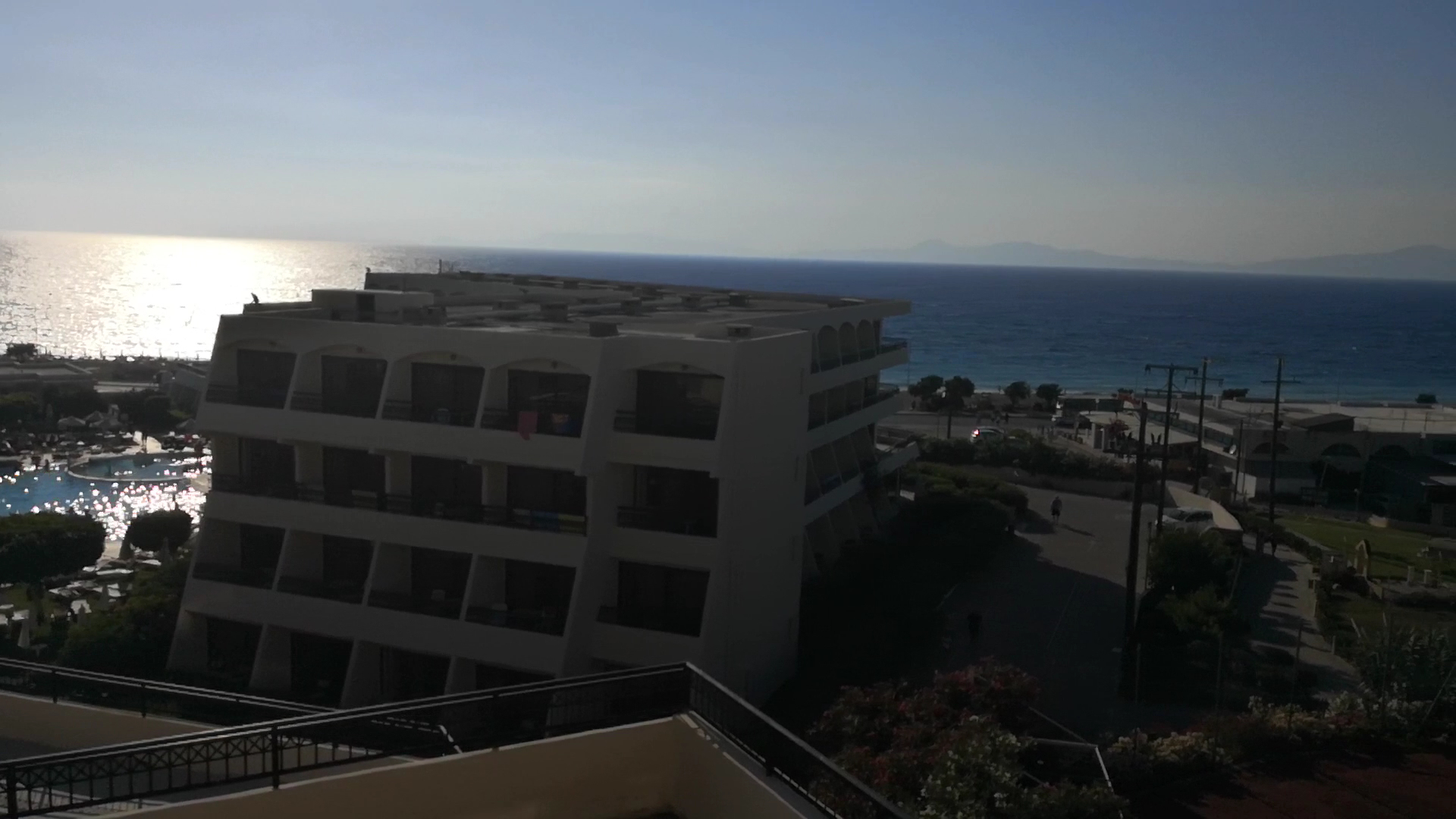 Skats no Sol by Melia Cosmopolitan Rhodes terases uz viesnīcas ēku un saules atspulgu jūrā Rodas salā