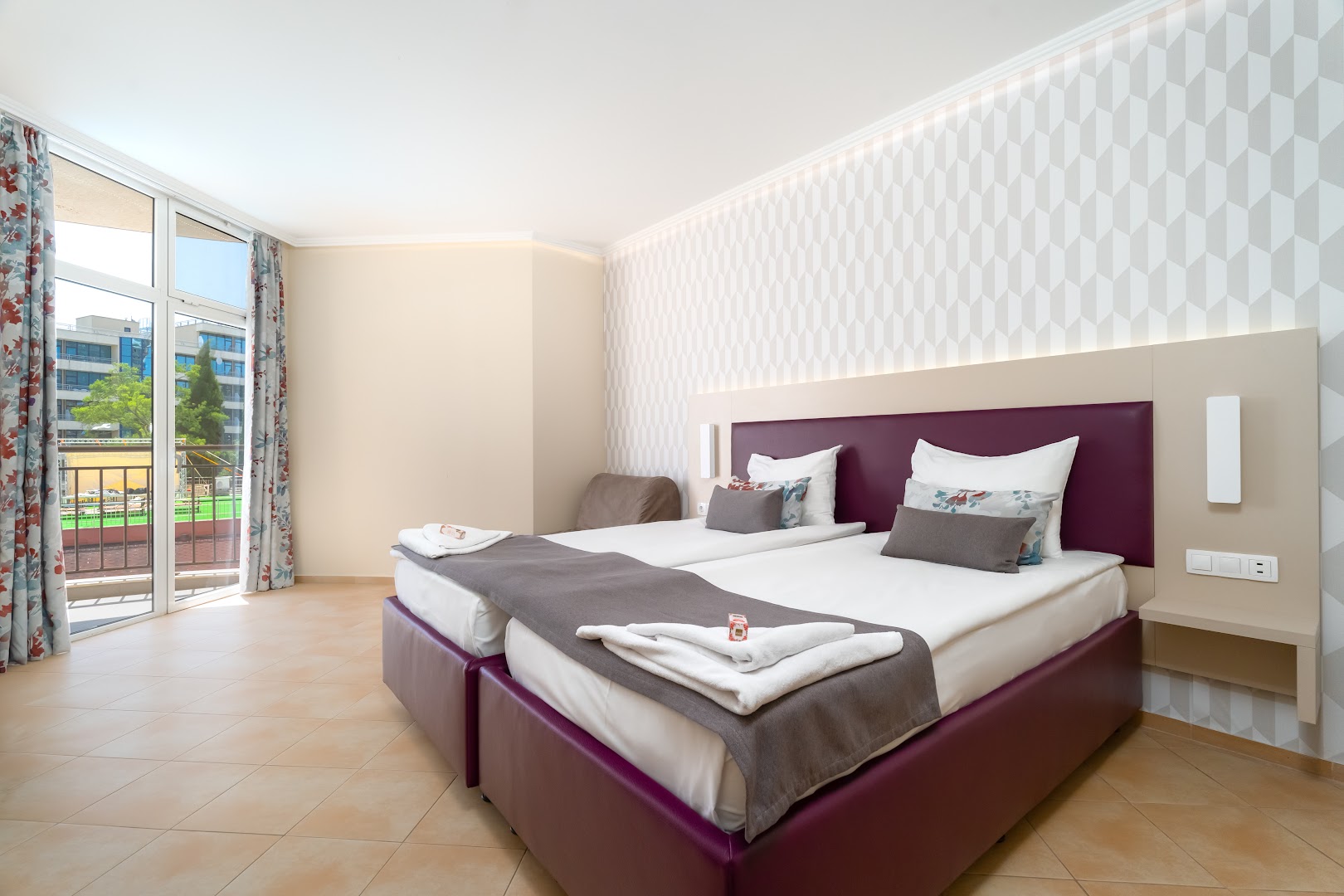 MPM Hotel Astoria gaišs divvietīgs numurs ar modernu dizainu, lielu gultu un balkona durvīm
