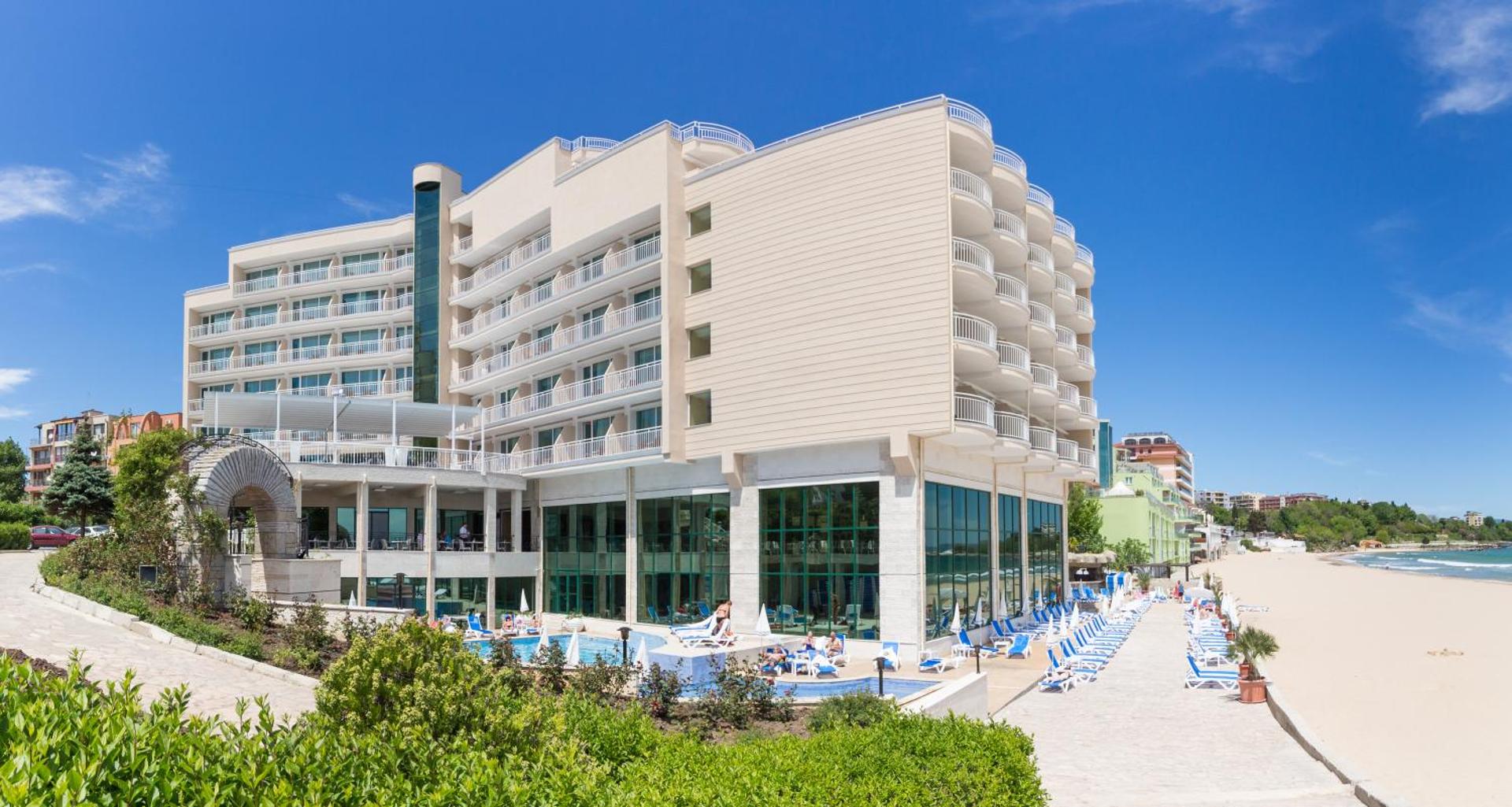 Bilyana Beach Hotel ēkas kopskats Nesebāras piekrastē ar baseinu un plašu smilšu pludmali saulainā dienā Bulgārijā