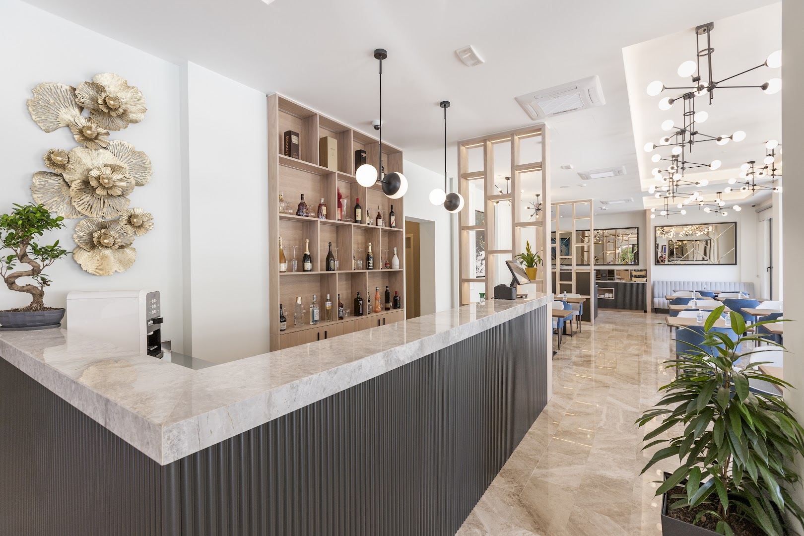 Momentum by Aycon Boutique Hotel lobby bārs un restorāna zona ar marmora leti un dizaina gaismekļiem Budvas kūrortā