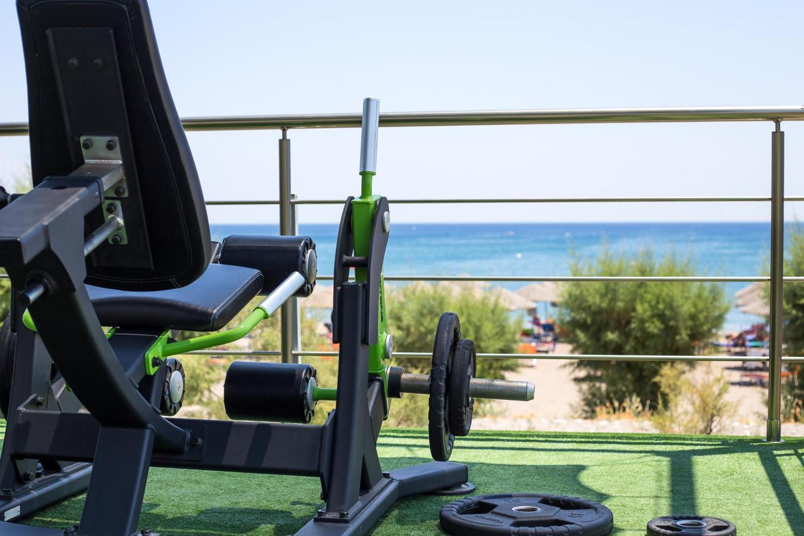 Pegasos Beach Hotel & Resort āra fitness zona ar trenažieriem un skatu uz Vidusjūru Rodas salā — treniņi svaigā gaisā
