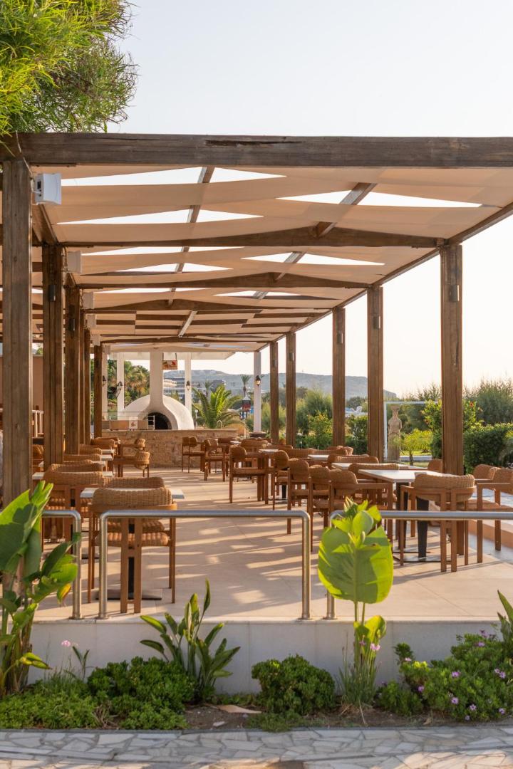 Pegasos Beach Hotel āra restorāna terase ar koka konstrukcijām un picas krāsni Rodas piekrastē
