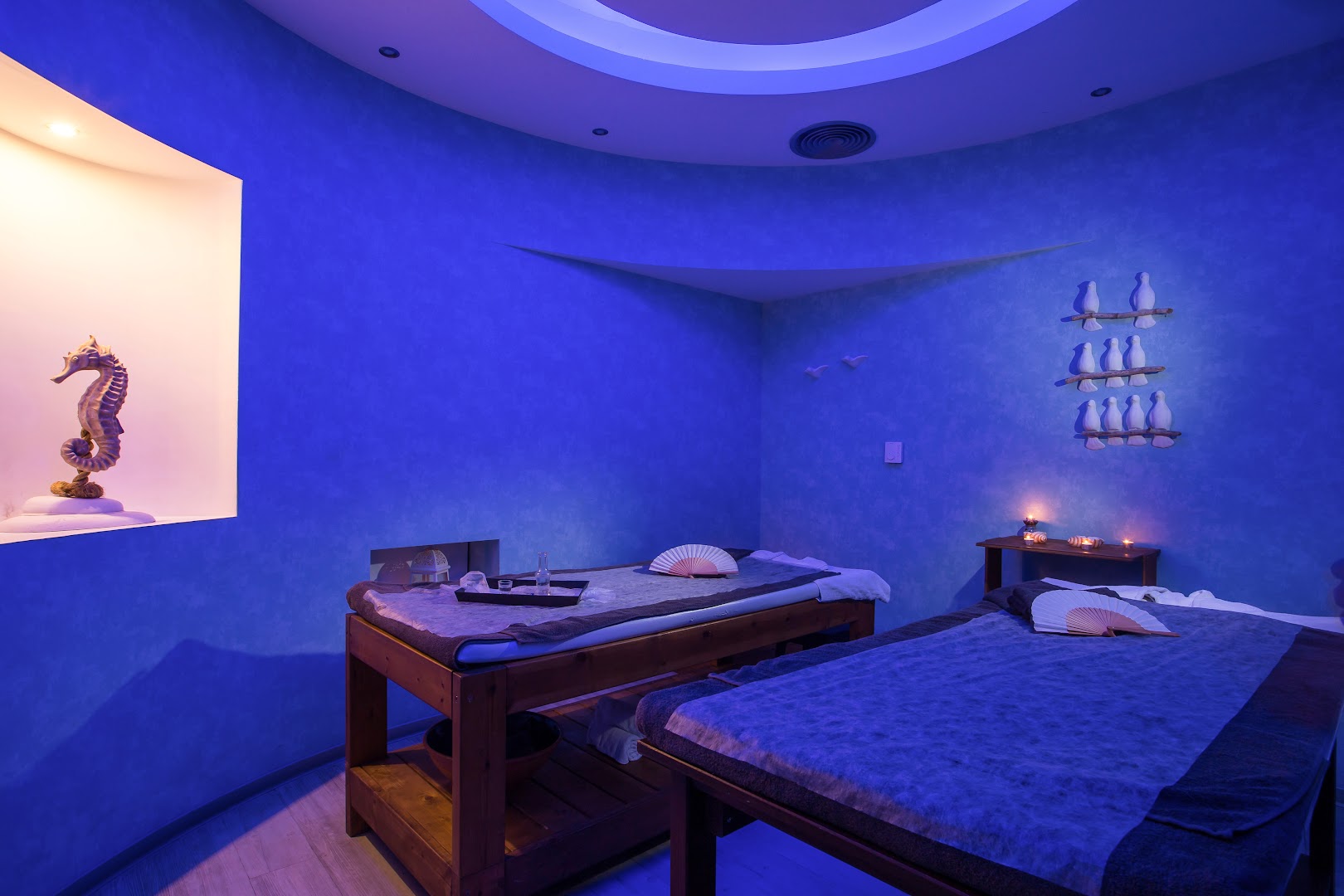 Pegasos Beach Hotel & Resort spa procedūru telpa ar divām kušetēm un nomierinošu zilu apgaismojumu relaksācijai Rodā.