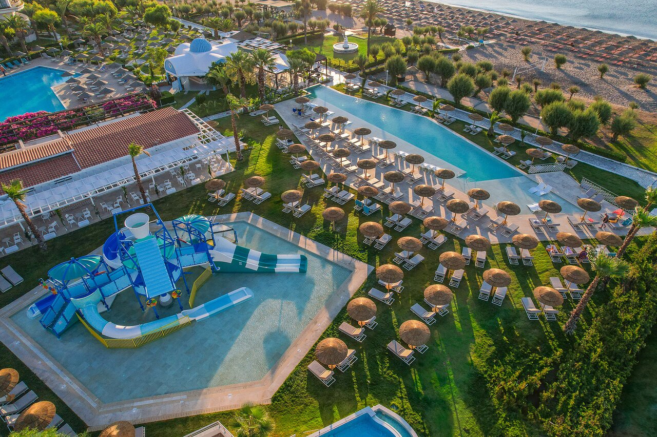Pegasos Beach Hotel teritorijas skats no augšas ar baseiniem, bērnu akvaparku un privāto pludmali Rodas piekrastē