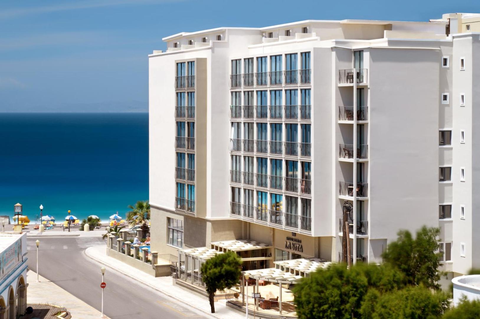 Mitsis La Vita Beach Hotel ēkas fasāde Rodas pilsētā pie Egejas jūras — skats uz viesnīcu un blakus esošo pludmali