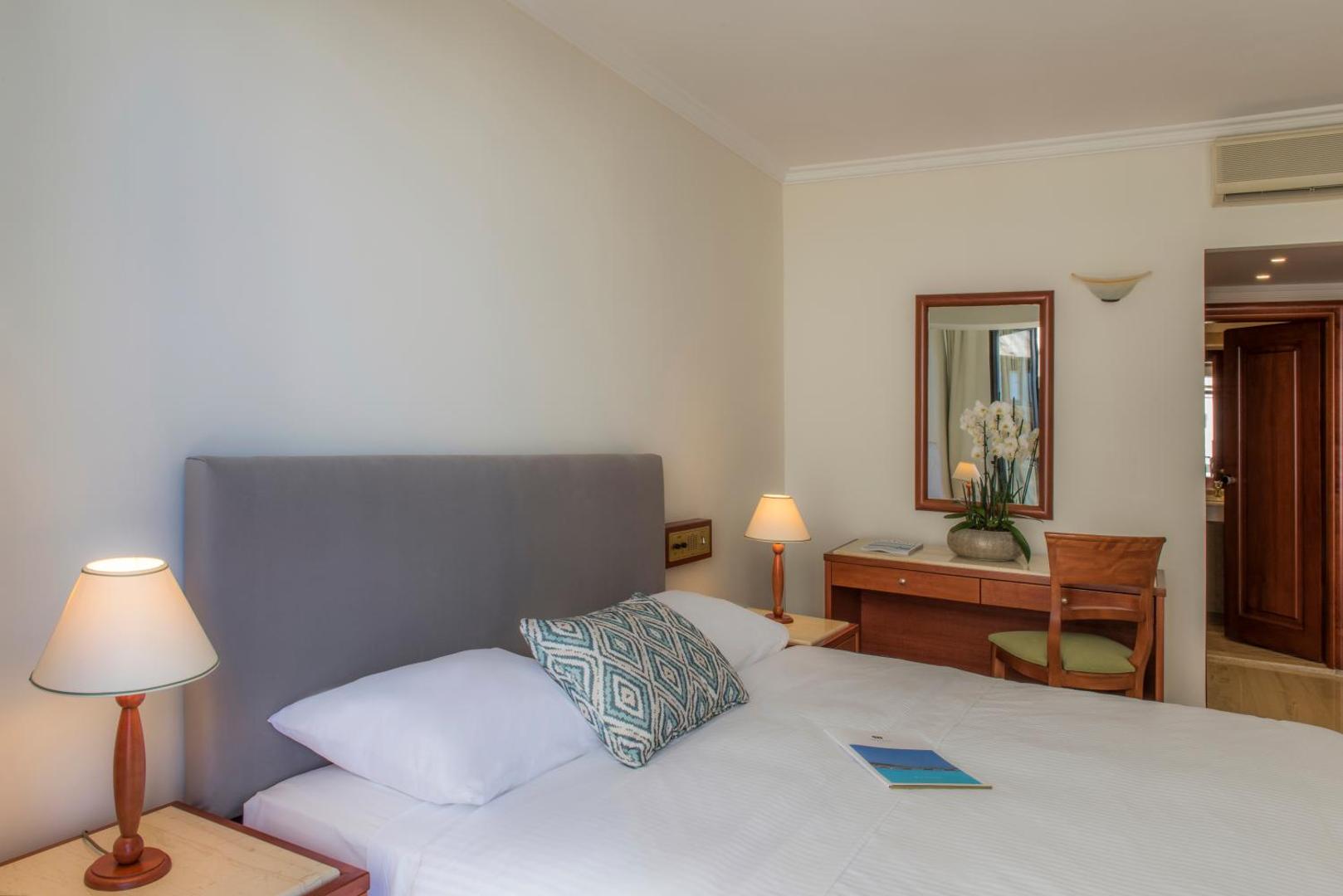 Mitsis La Vita Beach Hotel gaišs numurs Rodas pilsētā ar divguļamo gultu, koka mēbelēm, rakstāmgaldu un dekoratīviem spilveniem