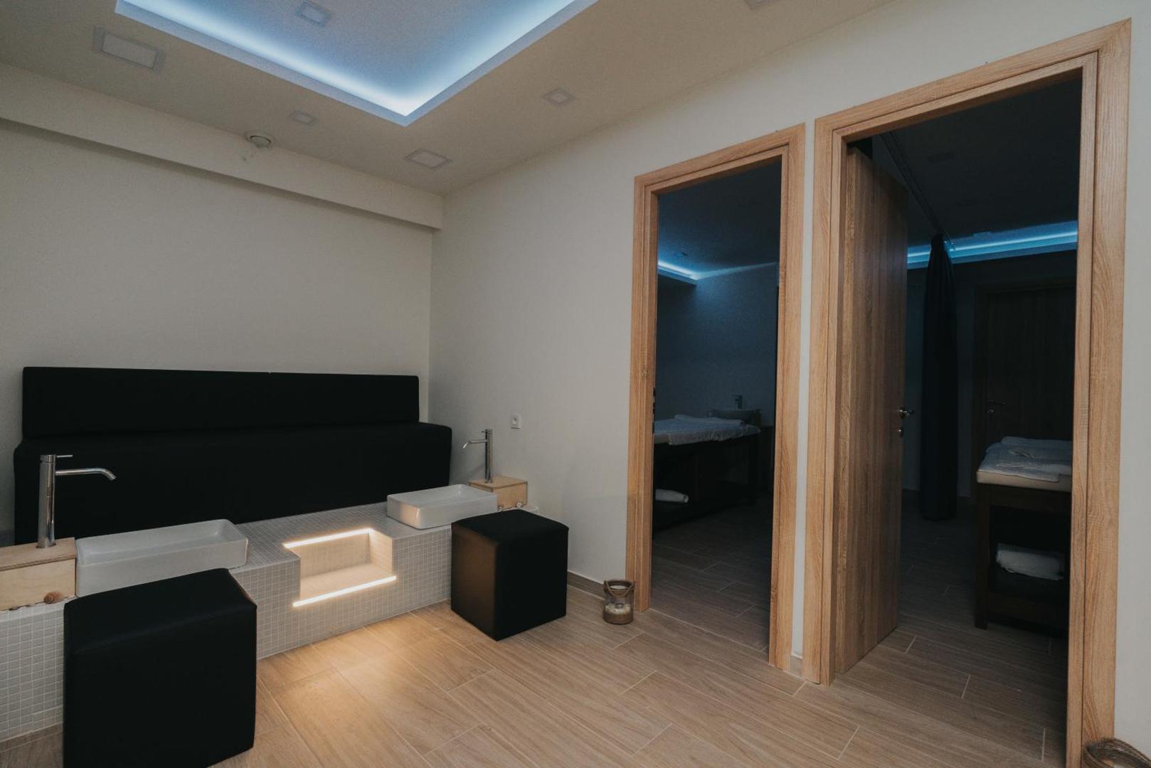 Kahlua Boutique Hotel spa centrs ar kāju vannām un masāžas telpām — mūsdienīgs dizains ar nomierinošu apgaismojumu un koka elementiem