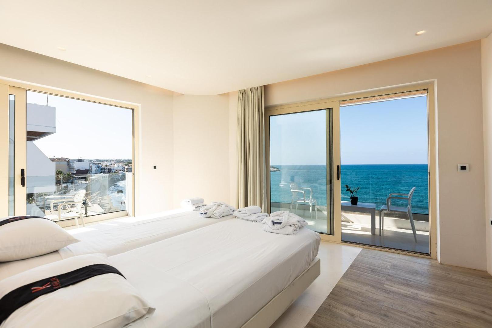 Kahlua Boutique Hotel gaišs numurs ar skatu uz jūru Hersonisā, Krētā — divguļamā gulta un balkons ar panorāmas logiem