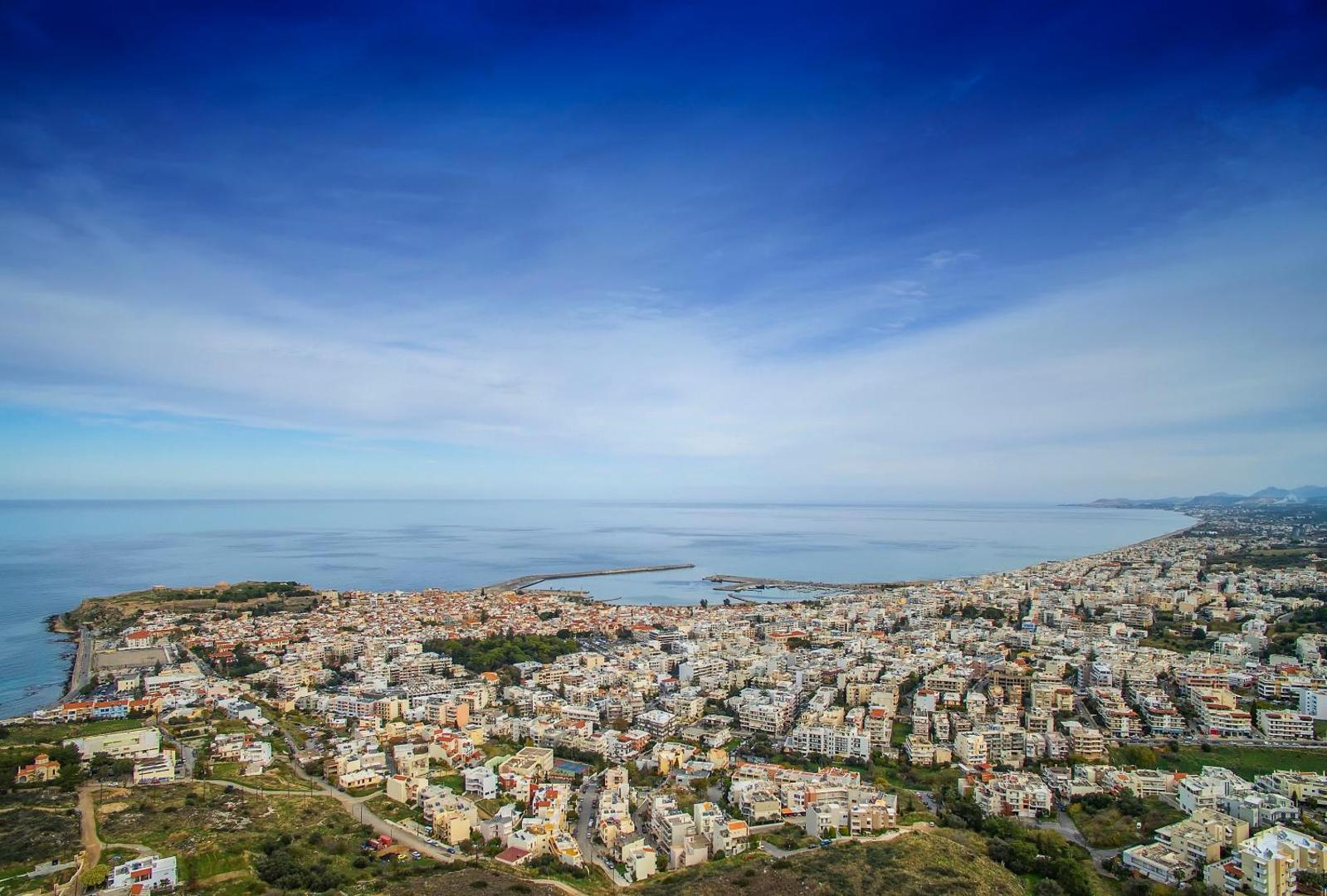 Plašs skats no putna lidojuma uz Retimno pilsētu un piekrasti Krētā, parādot Dimitrios Beach viesnīcas atrašanās vietas mērogu