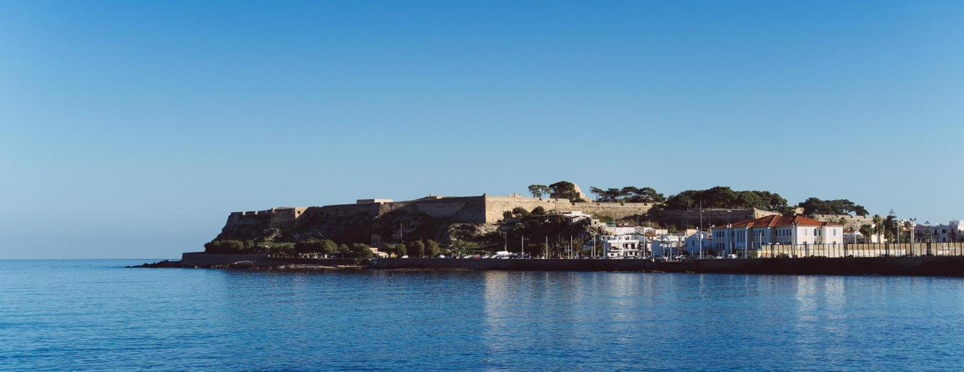 Panorāmas skats uz vēsturisko Fortezza cietoksni Retimno piekrastē, Krētā — skats no jūras puses saulainā dienā