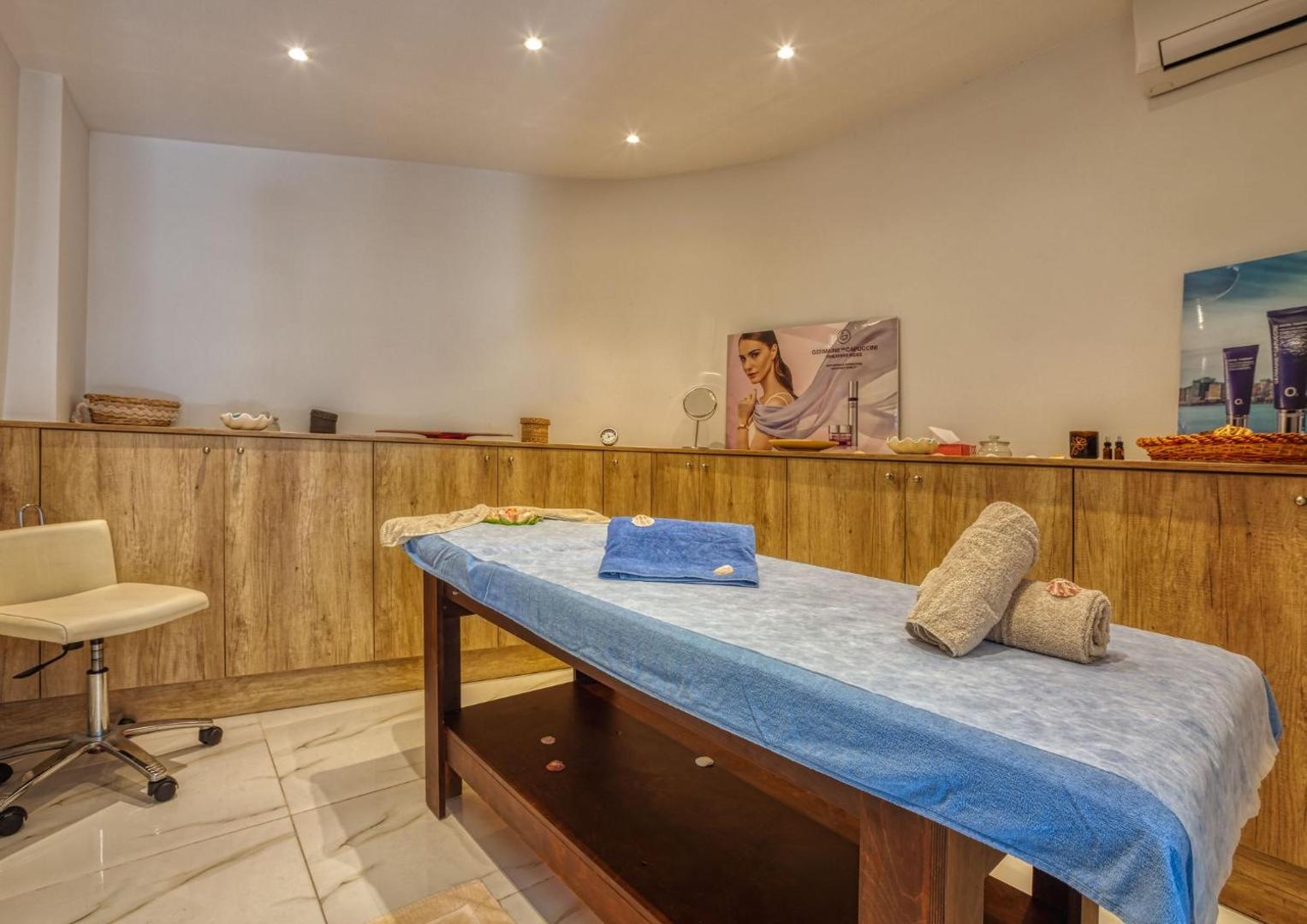 Elounda Waterpark Residence Hotel masāžas telpa ar procedūru galdu un mierīgu atmosfēru viesnīcas spa zonā Krētā