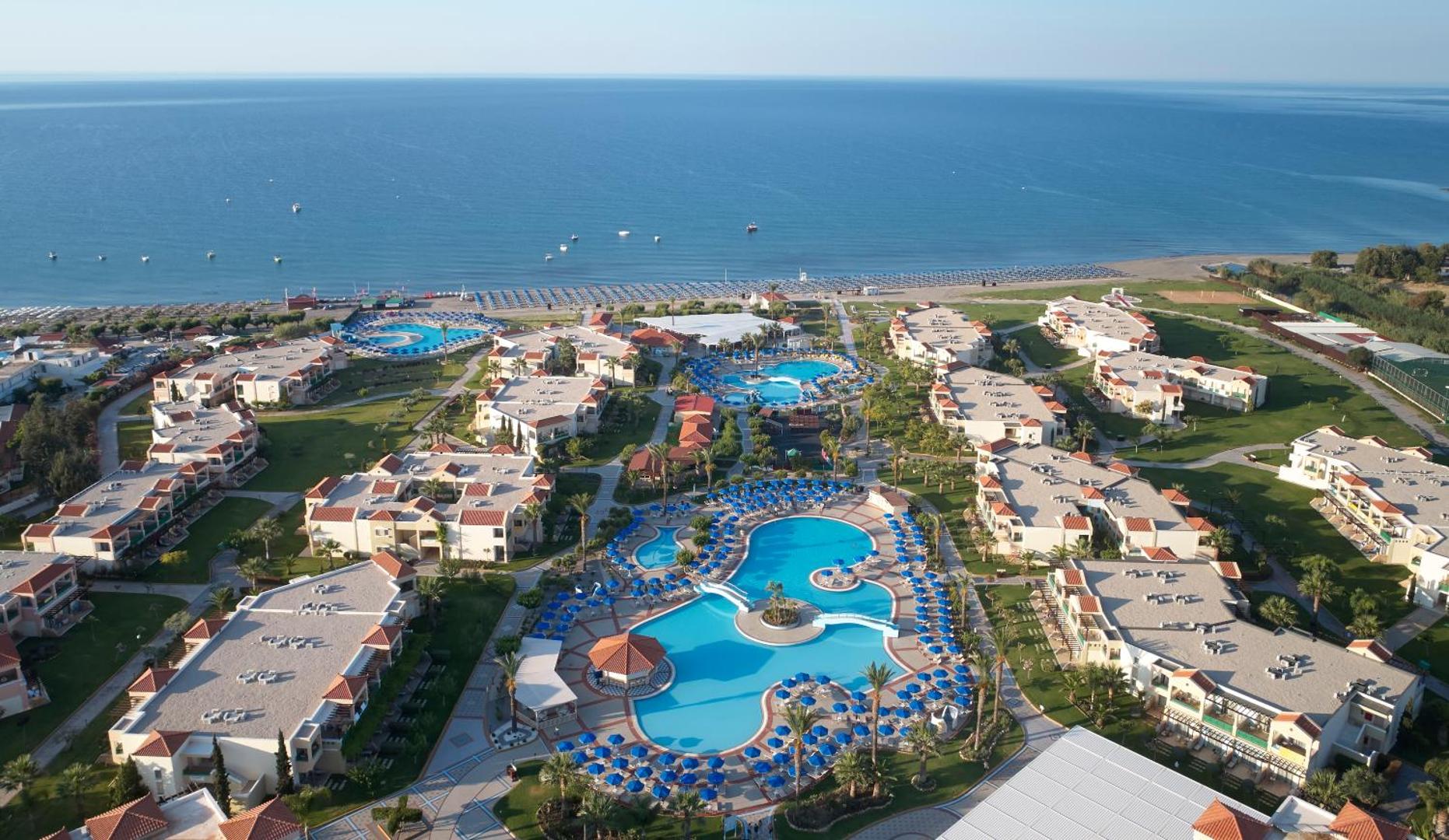 Lindos Princess Beach Hotel panorāmas skats uz plašo teritoriju, baseiniem un privāto pludmali pie Egejas jūras Rodas salā.