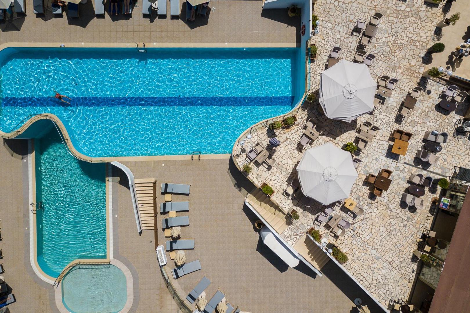 Filion Suites Resort & Spa āra baseinu komplekss no putna lidojuma ar sauļošanās terasi un atpūtas zonu Bali, Krētā