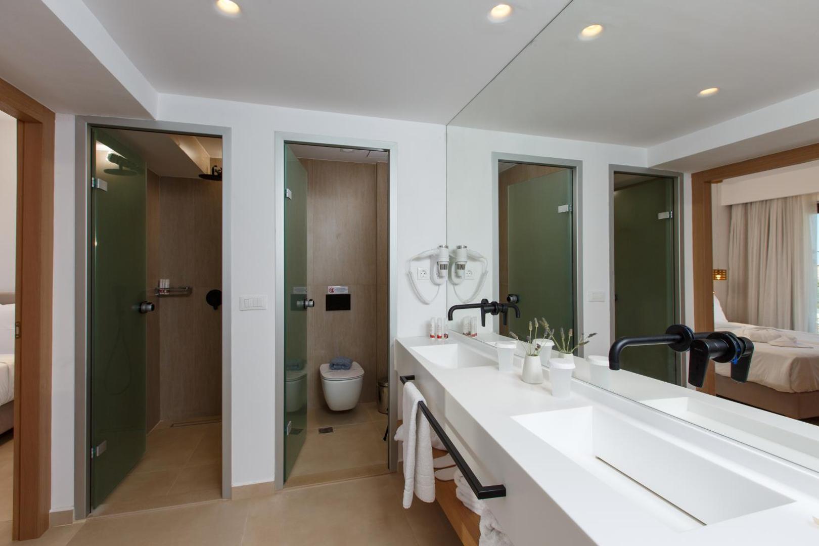 Moderna Aloe Boutique Hotel numura vannas istaba ar dubulto izlietni, lielu spoguli un atsevišķu dušas zonu
