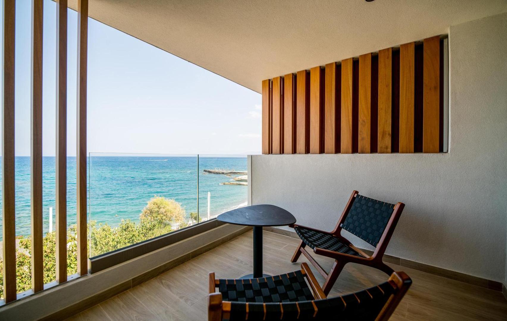 Akasha Beach Hotel & Spa numura balkons ar diviem krēsliem un galdiņu, no kura paveras tiešs skats uz Vidusjūru